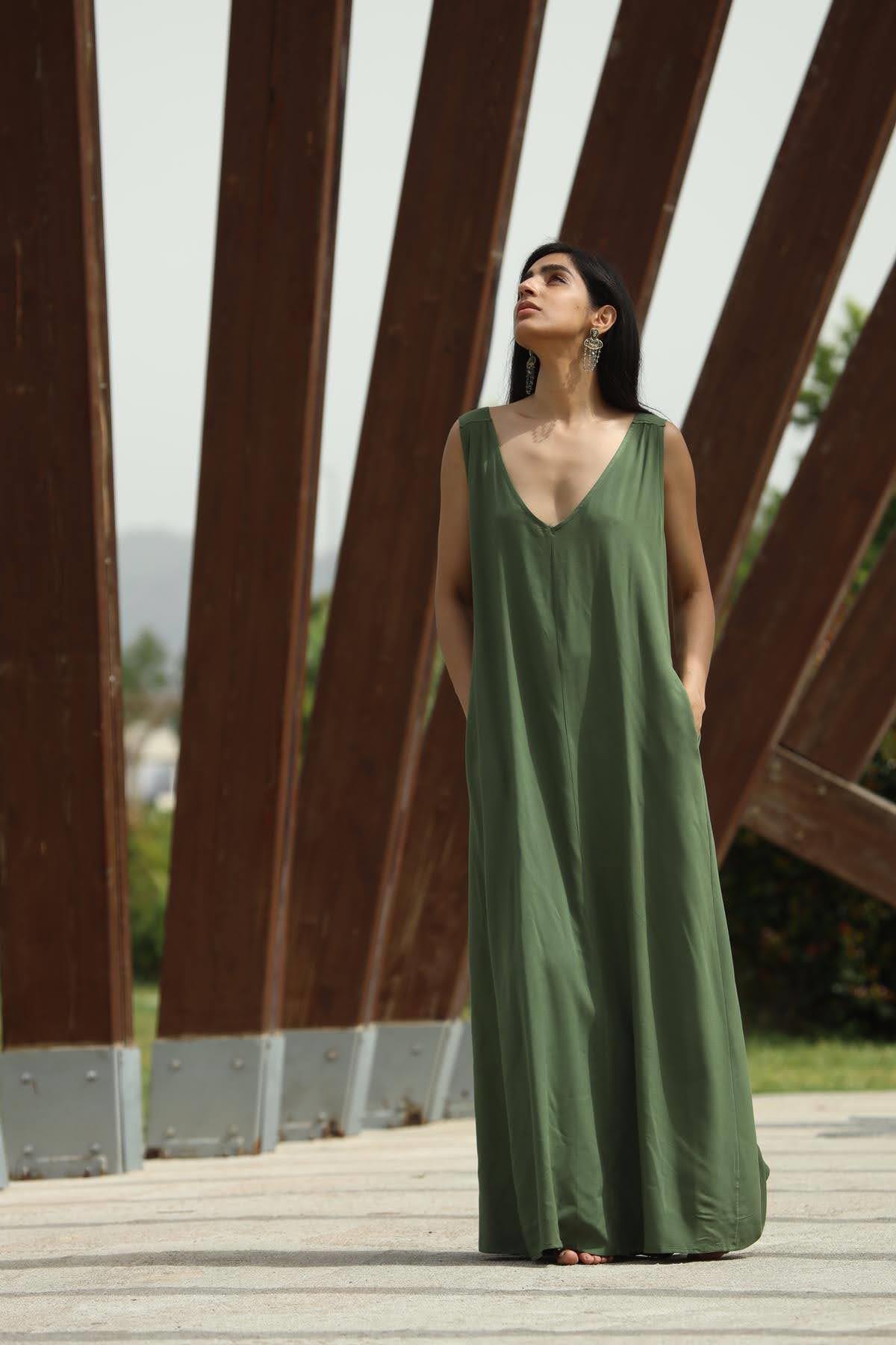 Haki Sırt Detaylı Askılı Maxi Elbise