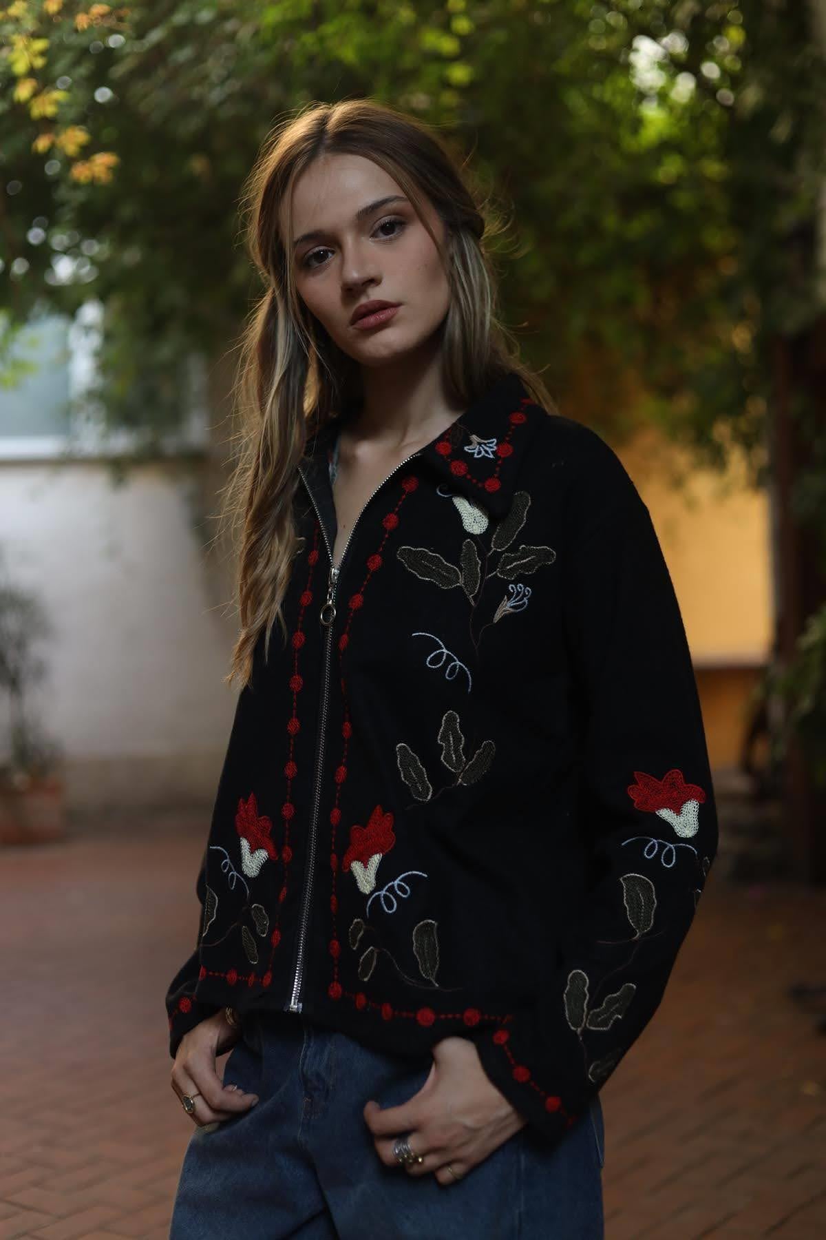 Siyah Nakışlı Gömlek Yaka Fermuarlı Kaşe Ceket