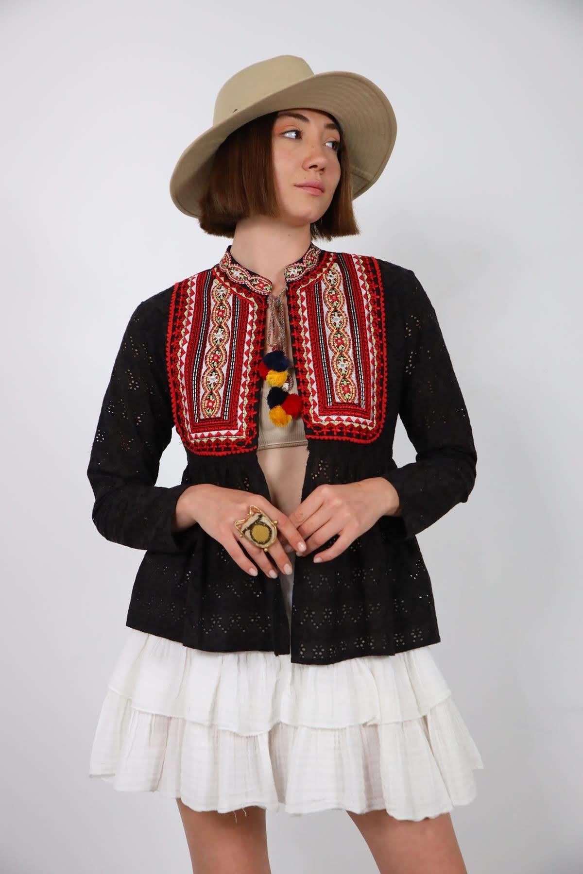  Siyah Yakası Püsküllü Otantik İşlemeli Fisto Ceket