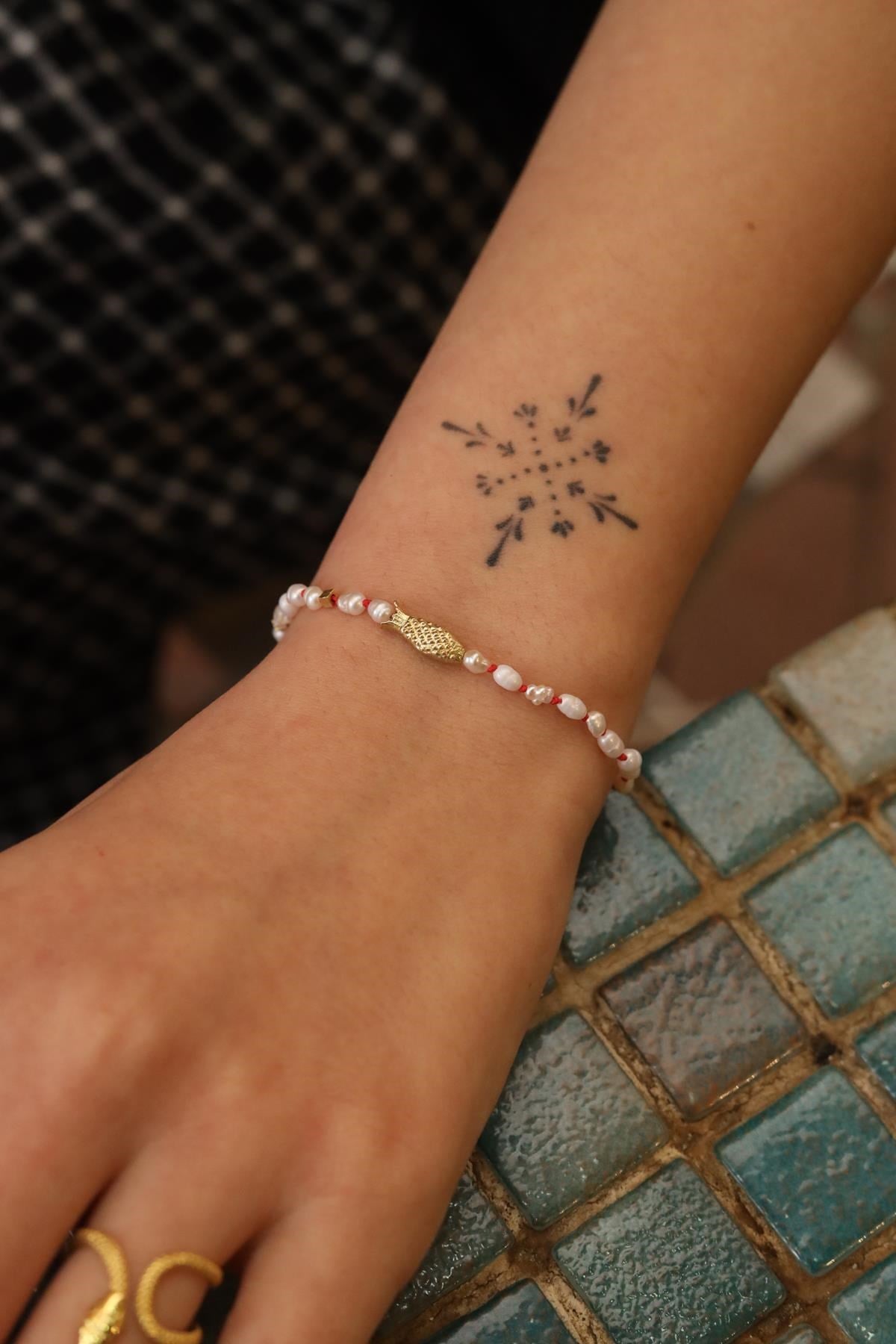 Kırmızı İpli İncili Gümüş Bileklik