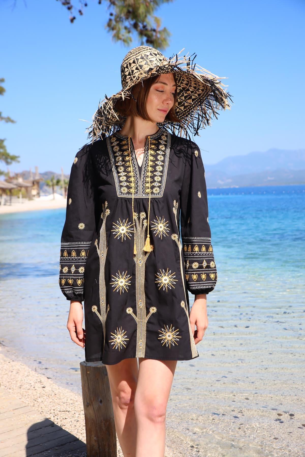 Siyah Püsküllü Kesik Yaka Nakışlı Elbise - Şaman Butik Siyah Püsküllü Kesik Yaka Nakışlı Elbise