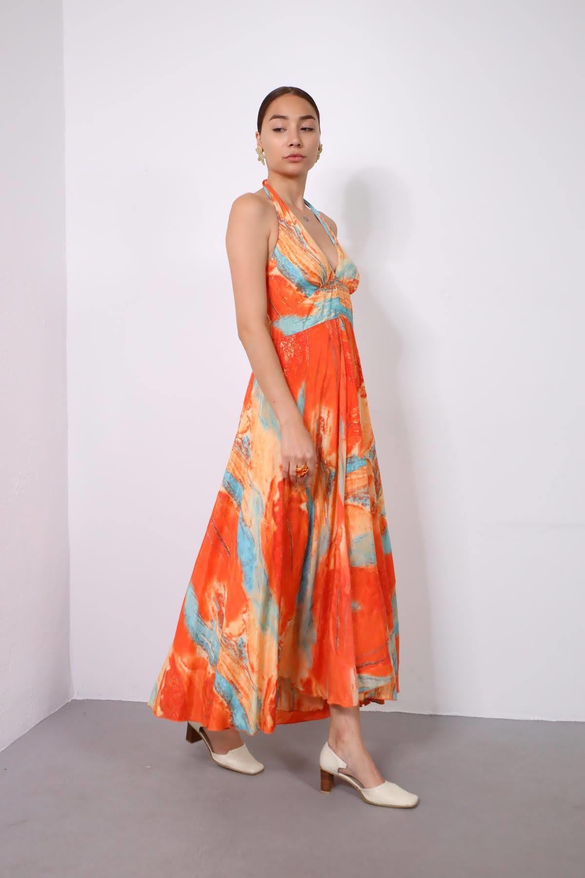 Turuncu Derin V Yaka Gipeli Boyundan Bağlamalı İpek Elbise - Şaman Butik Turuncu Derin V Yaka Gipeli Boyundan Bağlamalı İpek Elbise