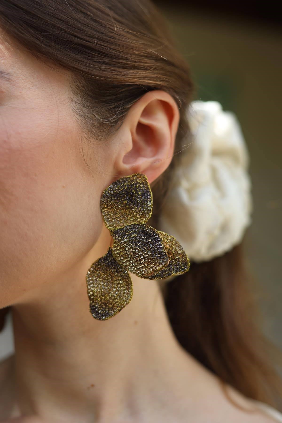 Parlak Taşlı Çiçek Küpe