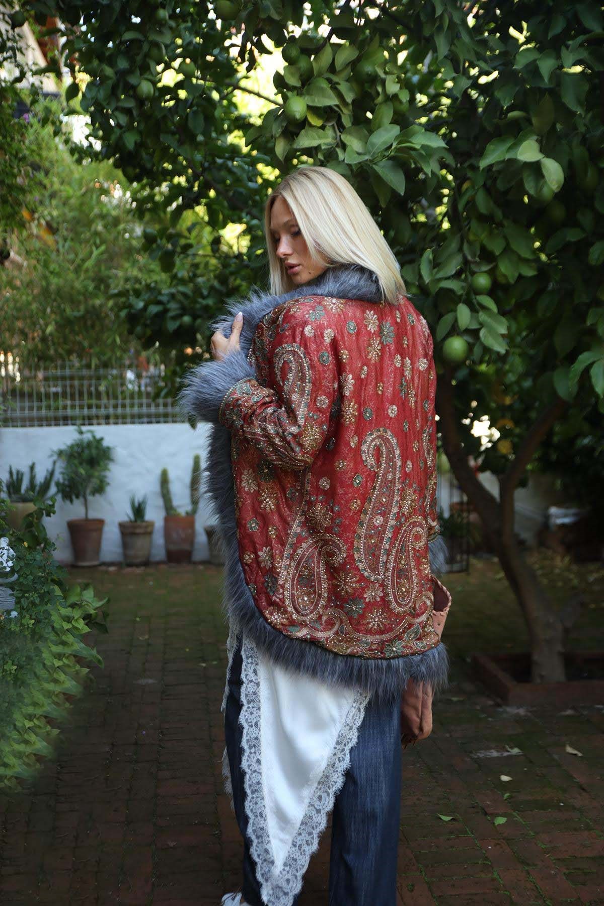 Bordo Kürk Detaylı Nakışlı Kısa Kaftan