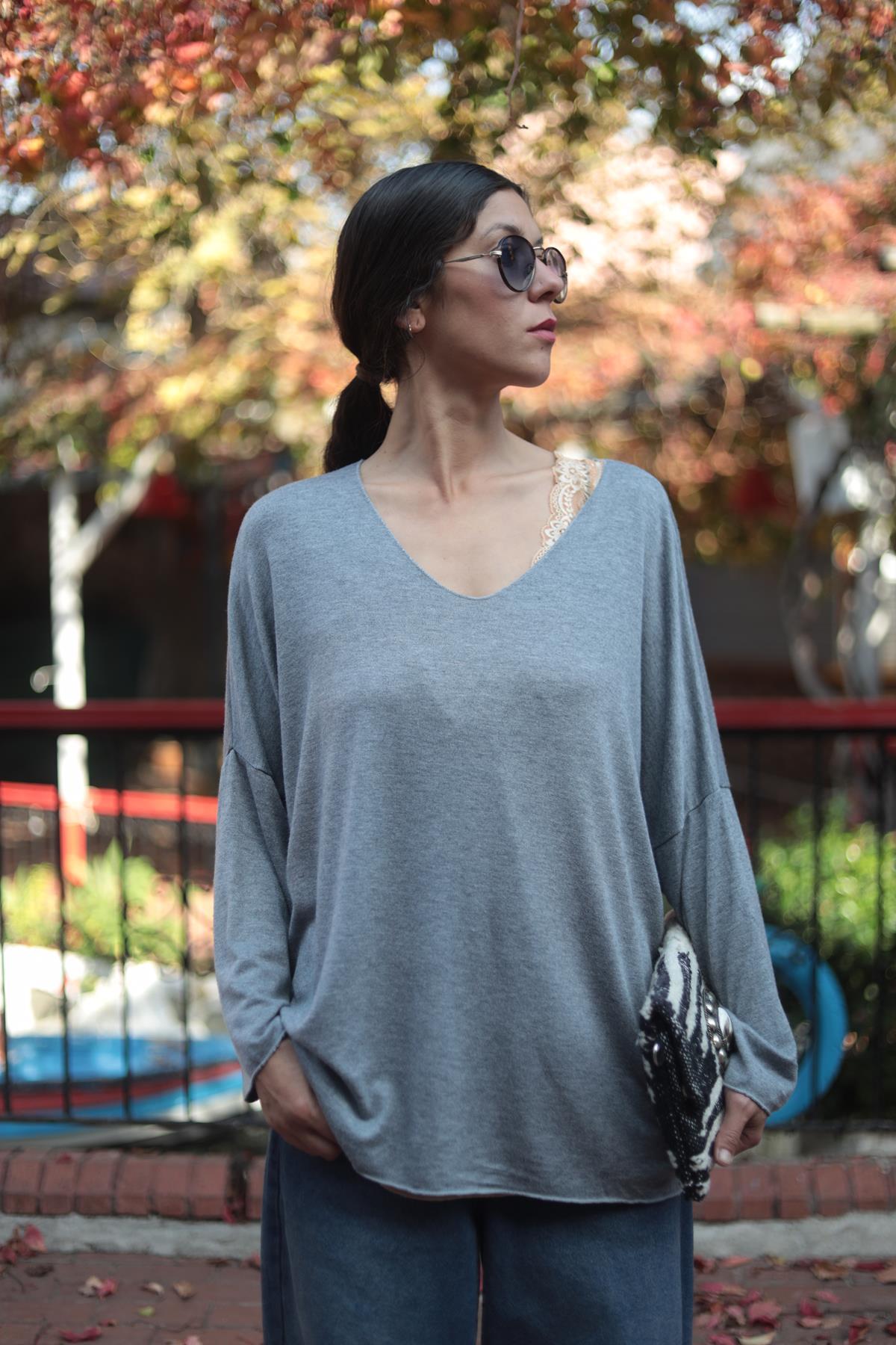 Gri V Yaka Yumuşak Doku Angora Bluz