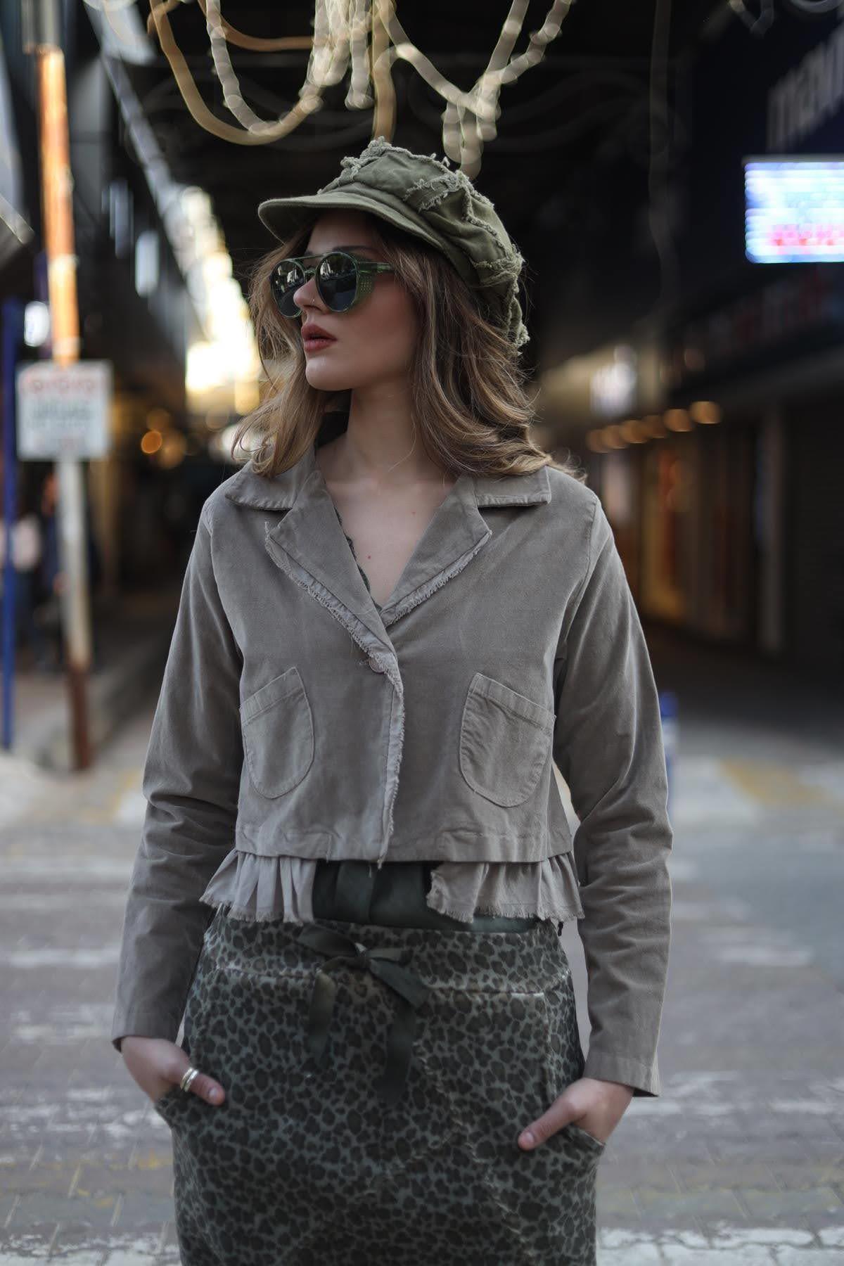 Vizon Rengi Parça Detaylı Kadife Crop Ceket