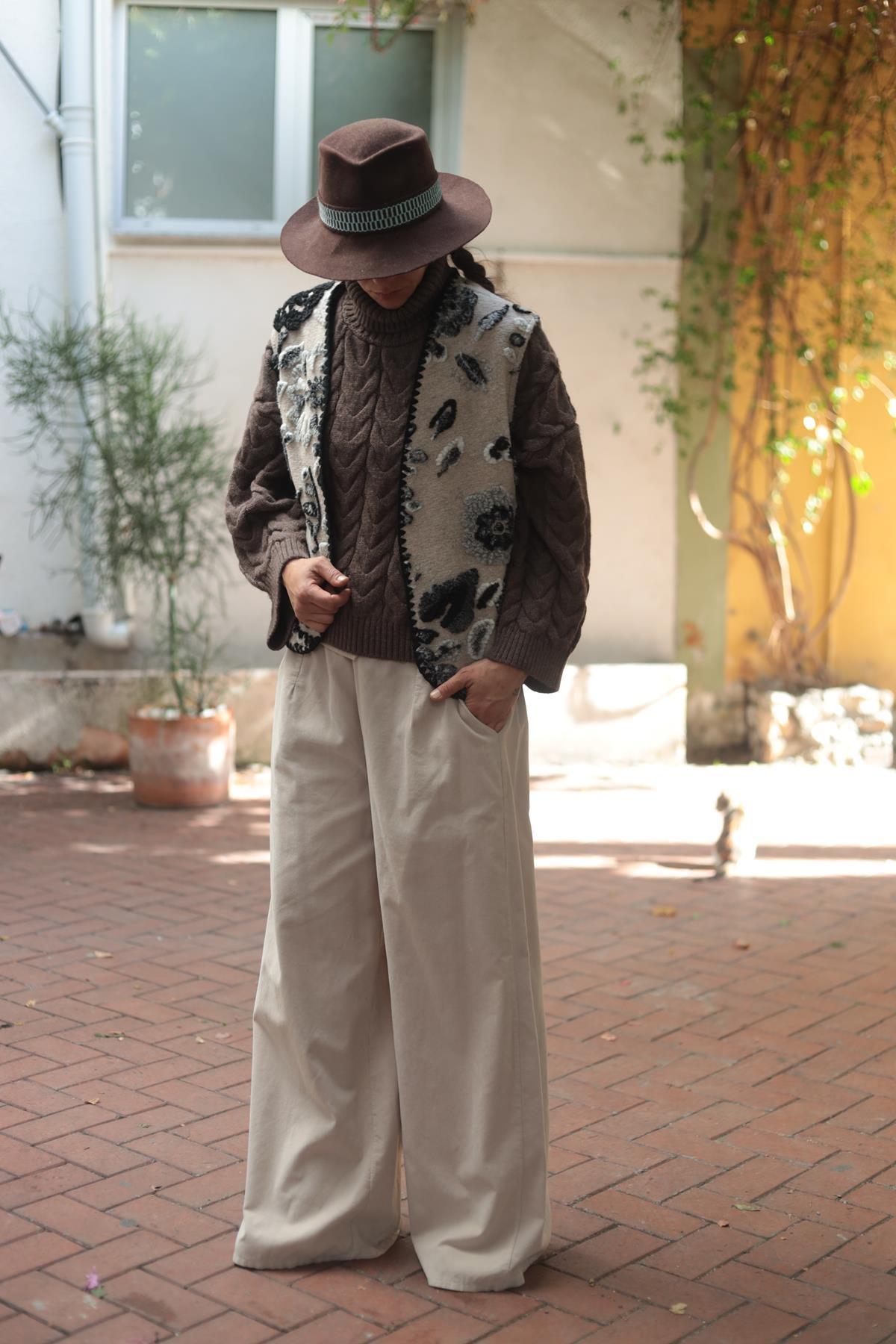 Bej Çiçek Desenli Yünlü Keçe Yelek