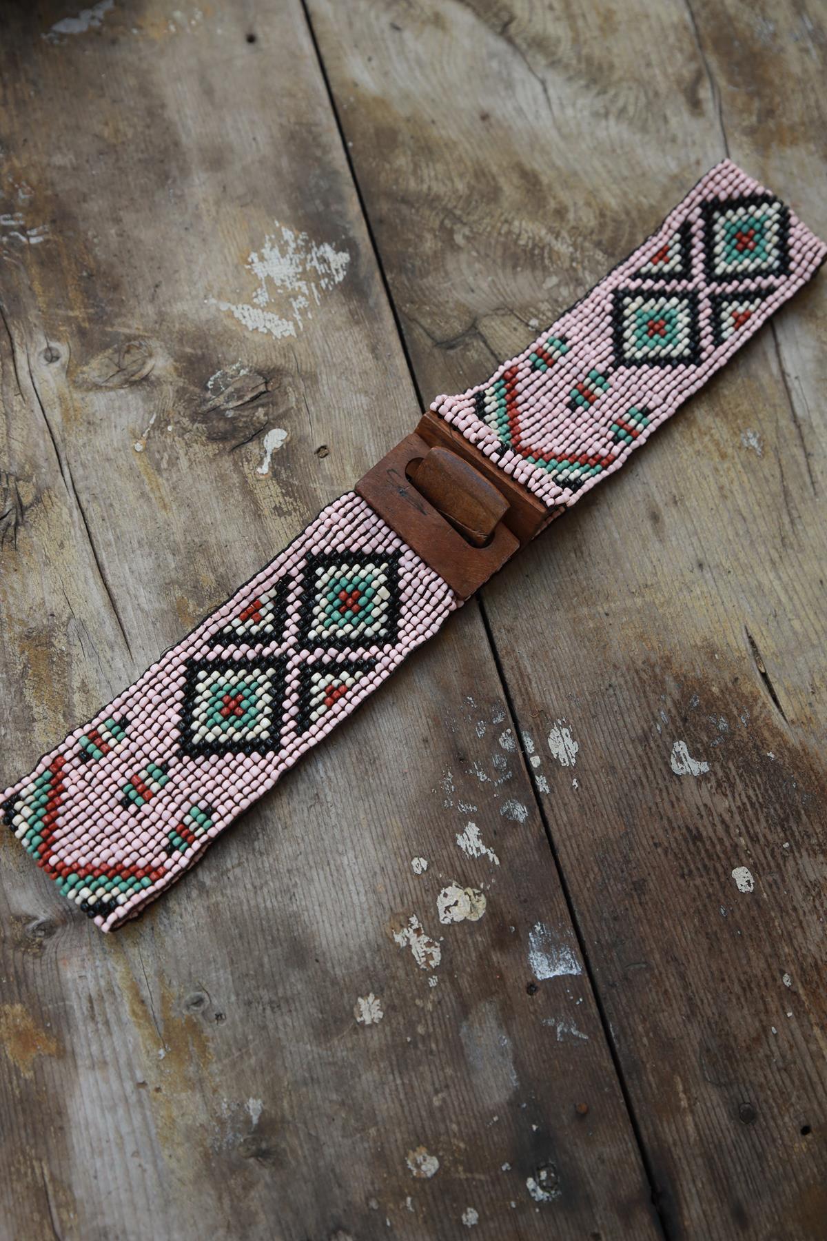 Pembe Ahşap Toka Detaylı Boncuk İşlemeli Elastik Kemer