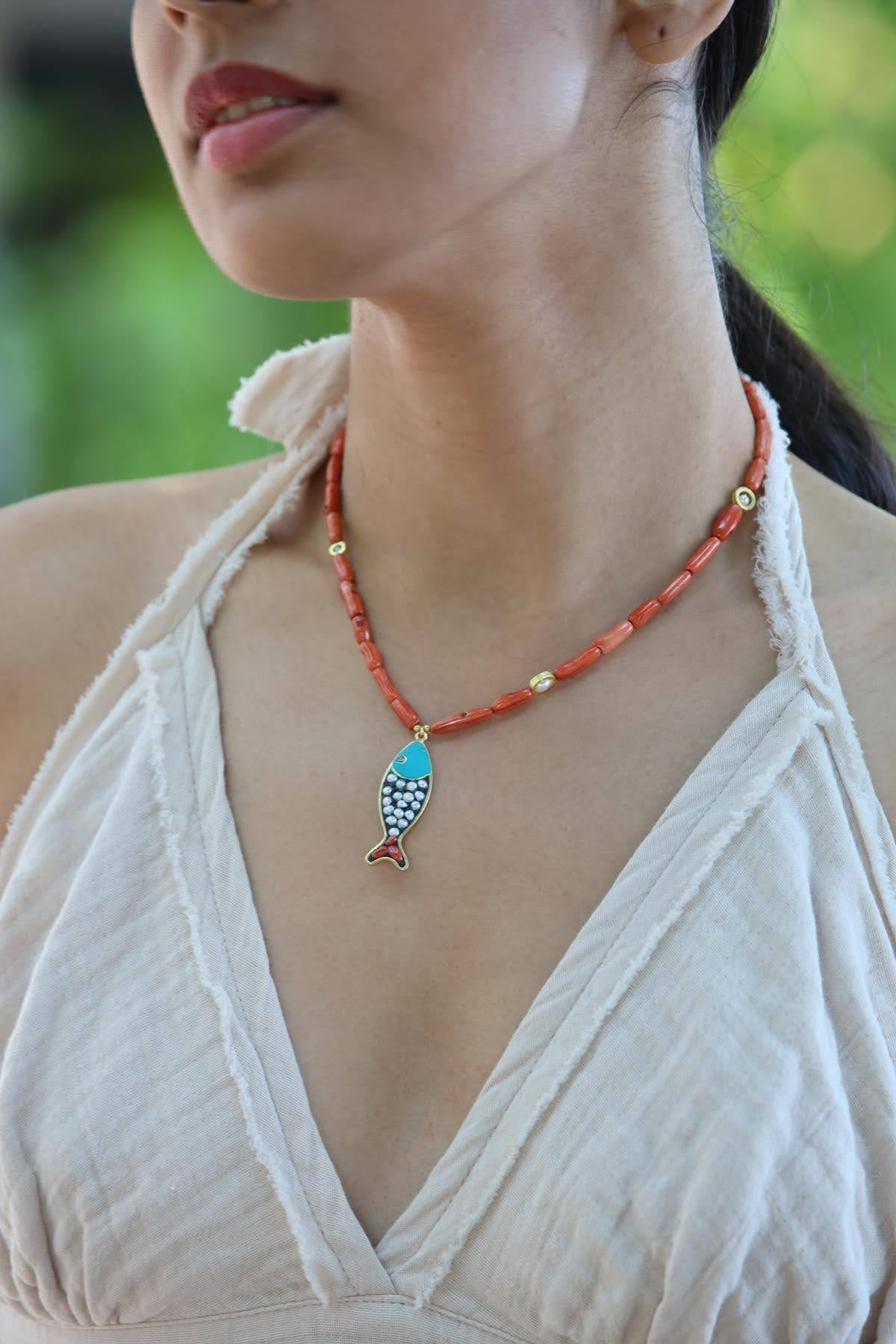 Gümüş Balık Detaylı Mercan Kolye