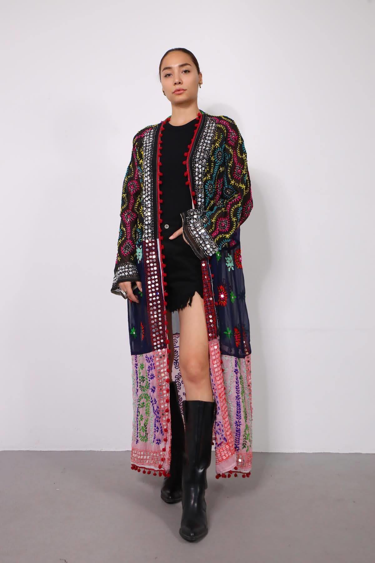 Renkli Pul İşlemeli Kenarları Ponponlu Bohem Kaftan - Şaman Butik Renkli Pul İşlemeli Kenarları Ponponlu Bohem Kaftan