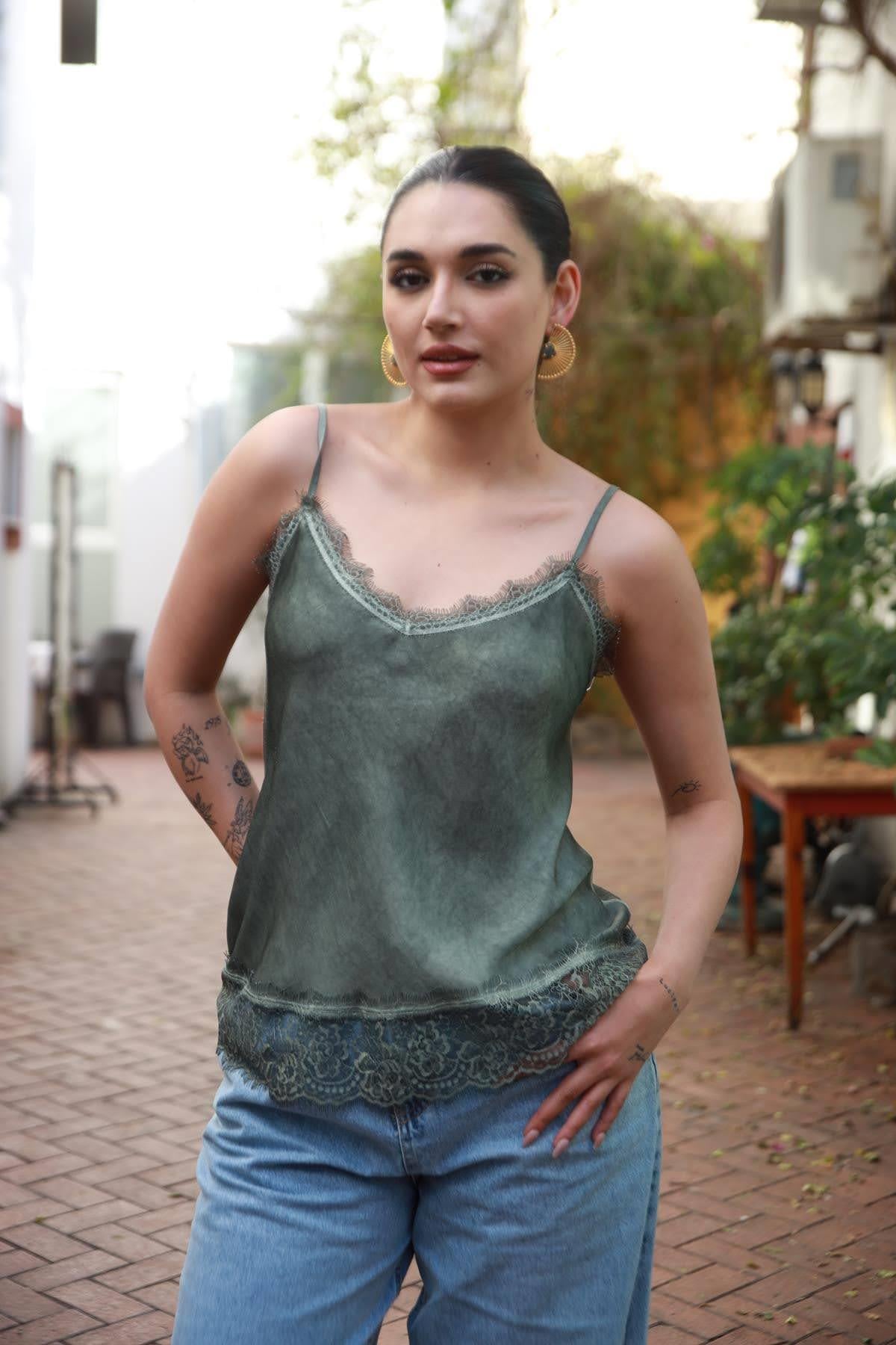 Haki Püsküllü Dantel Detaylı İp Askılı İpek Atlet