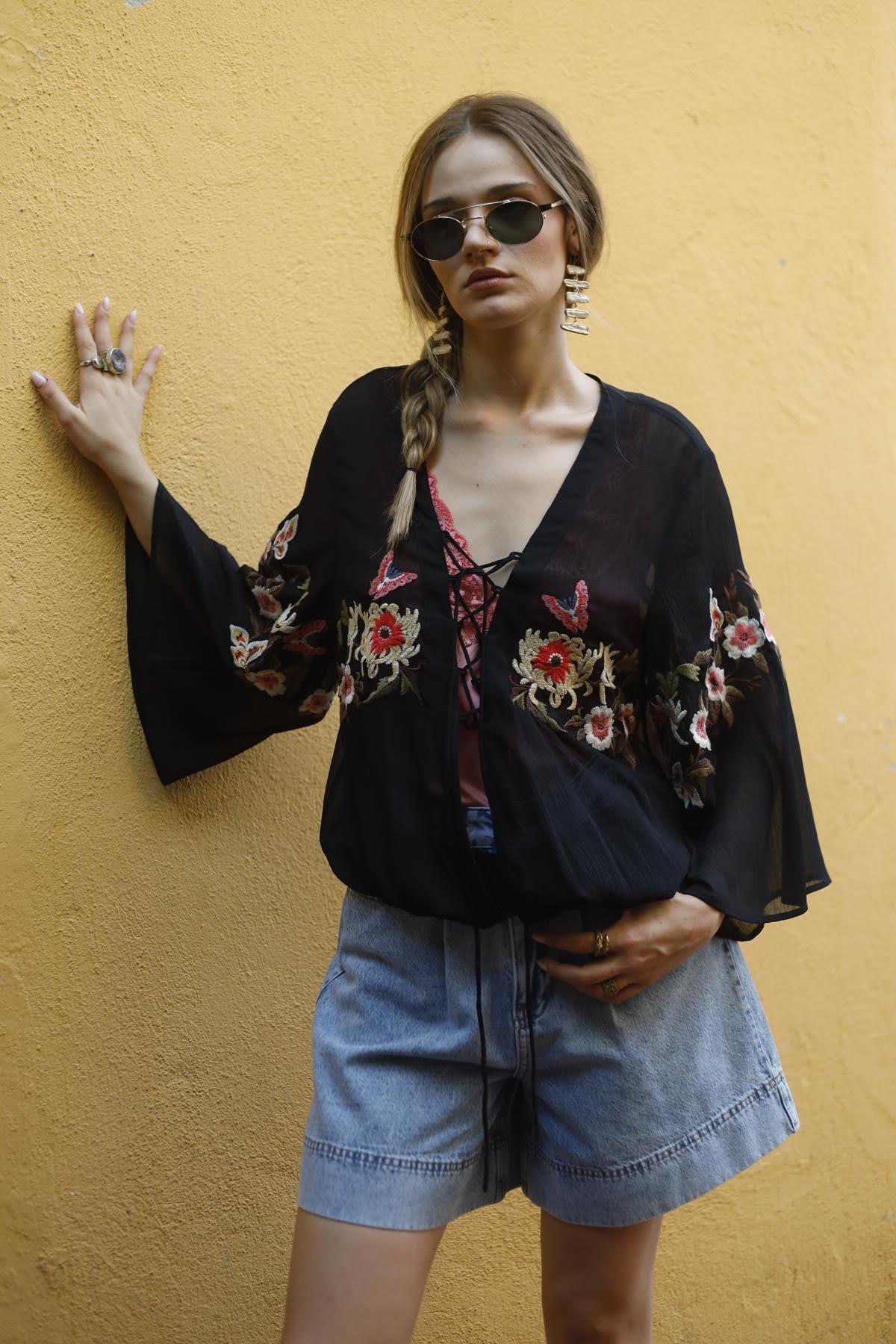 Siyah Önü Bağlamalı Nakışlı Şifon Bluz