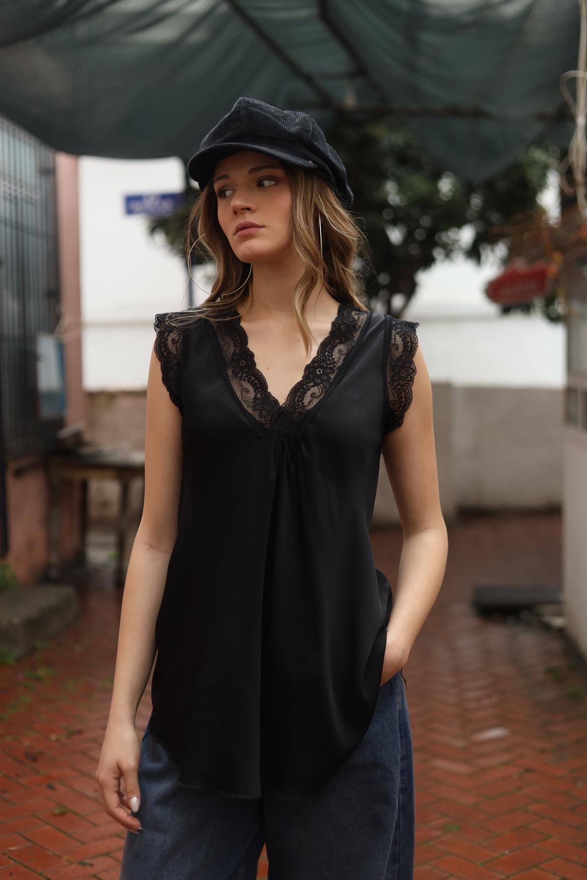 Siyah Dantel Detaylı Kolsuz Bluz