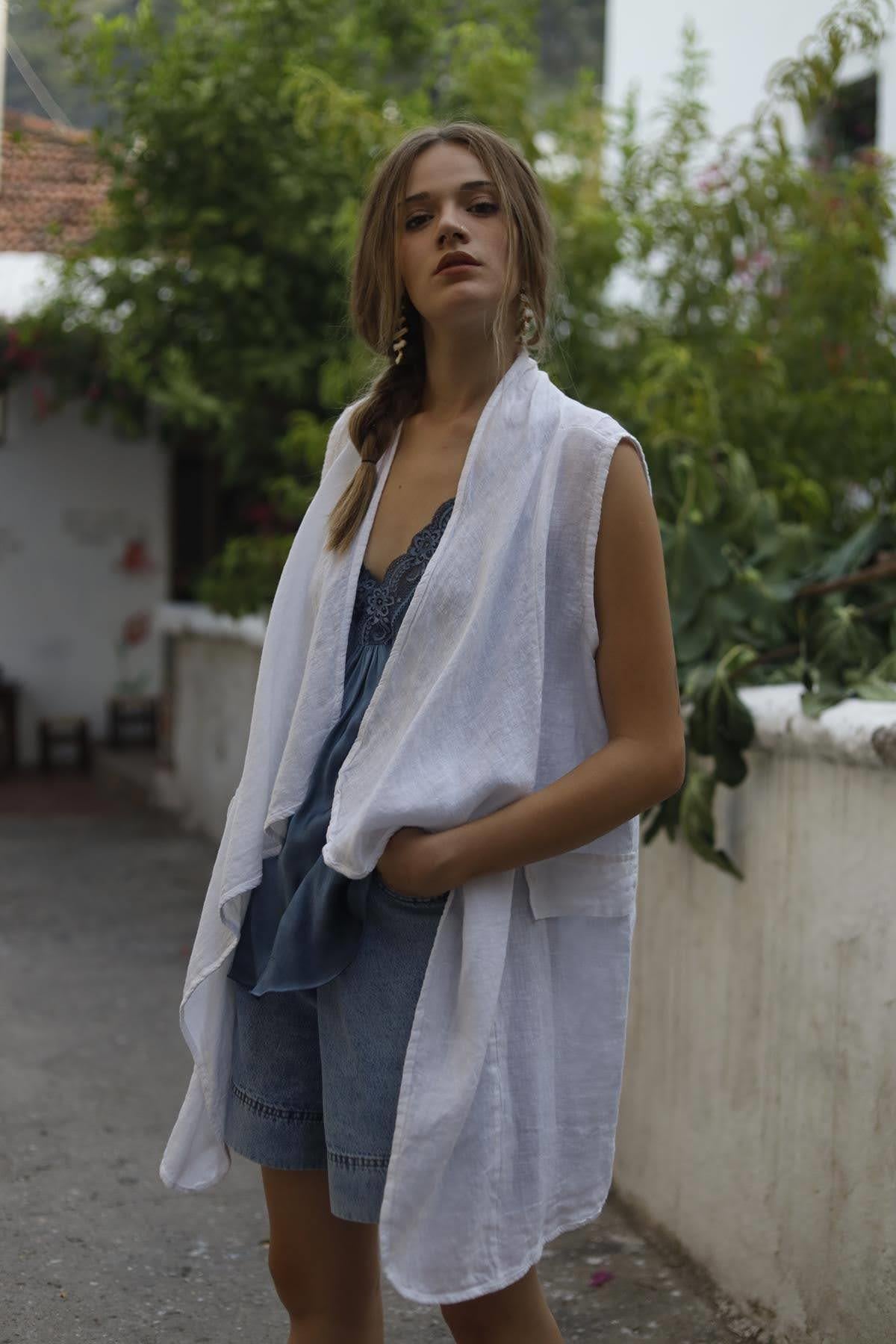 Beyaz Asimetrik Kesim Sırtı Büzgülü Keten Yelek