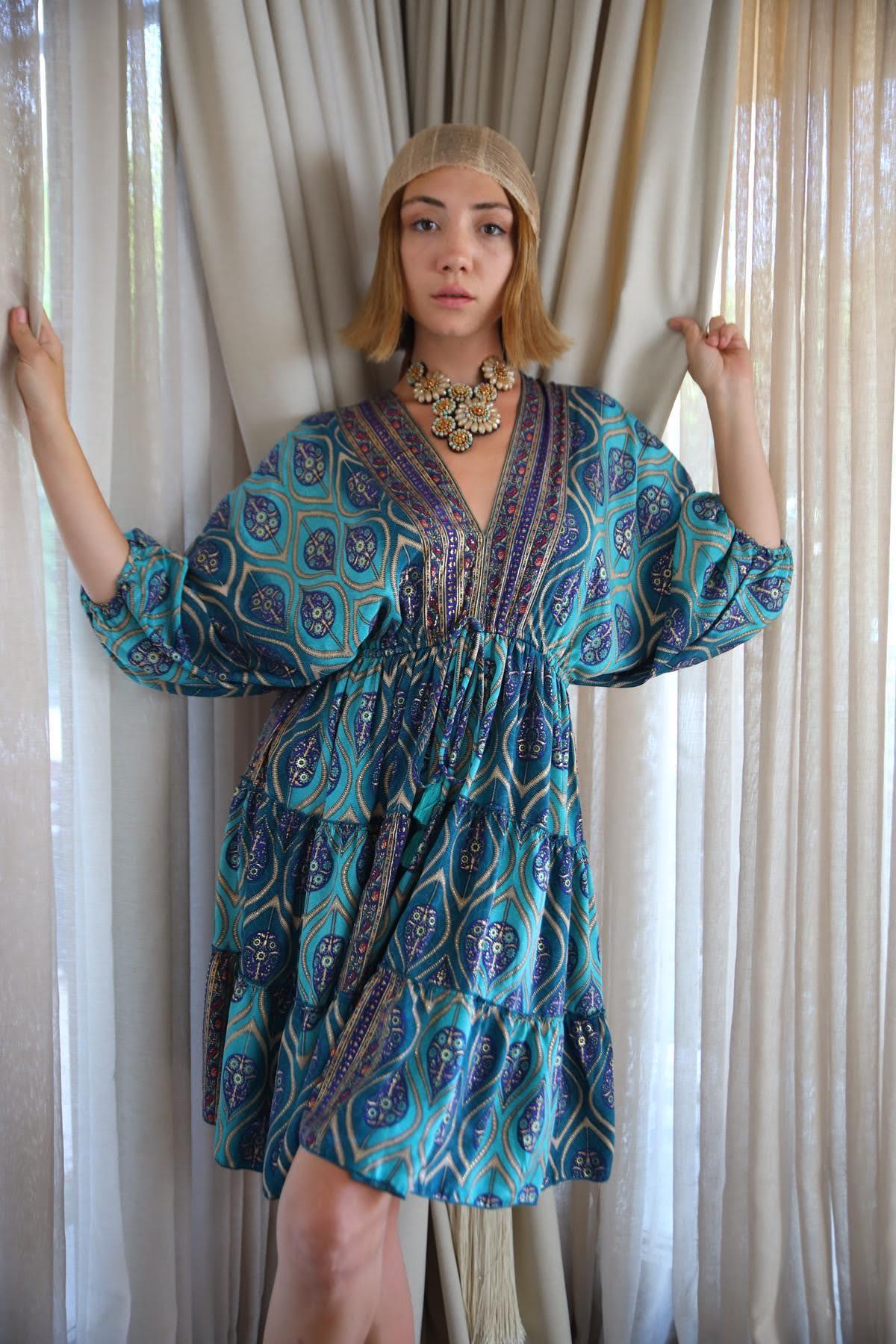  Turkuaz Şal Desenli V Yaka Sırt Dekolteli Kısa İpek Elbise