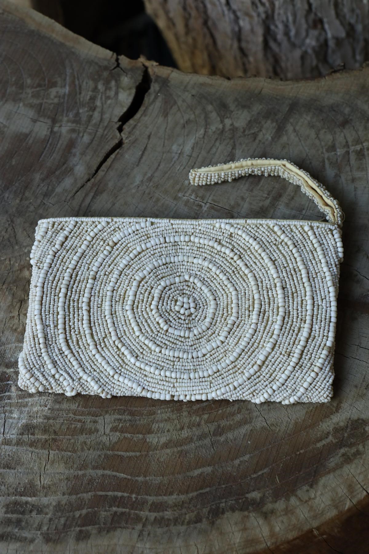 Ekru Boncuk İşlemeli Clutch Çanta