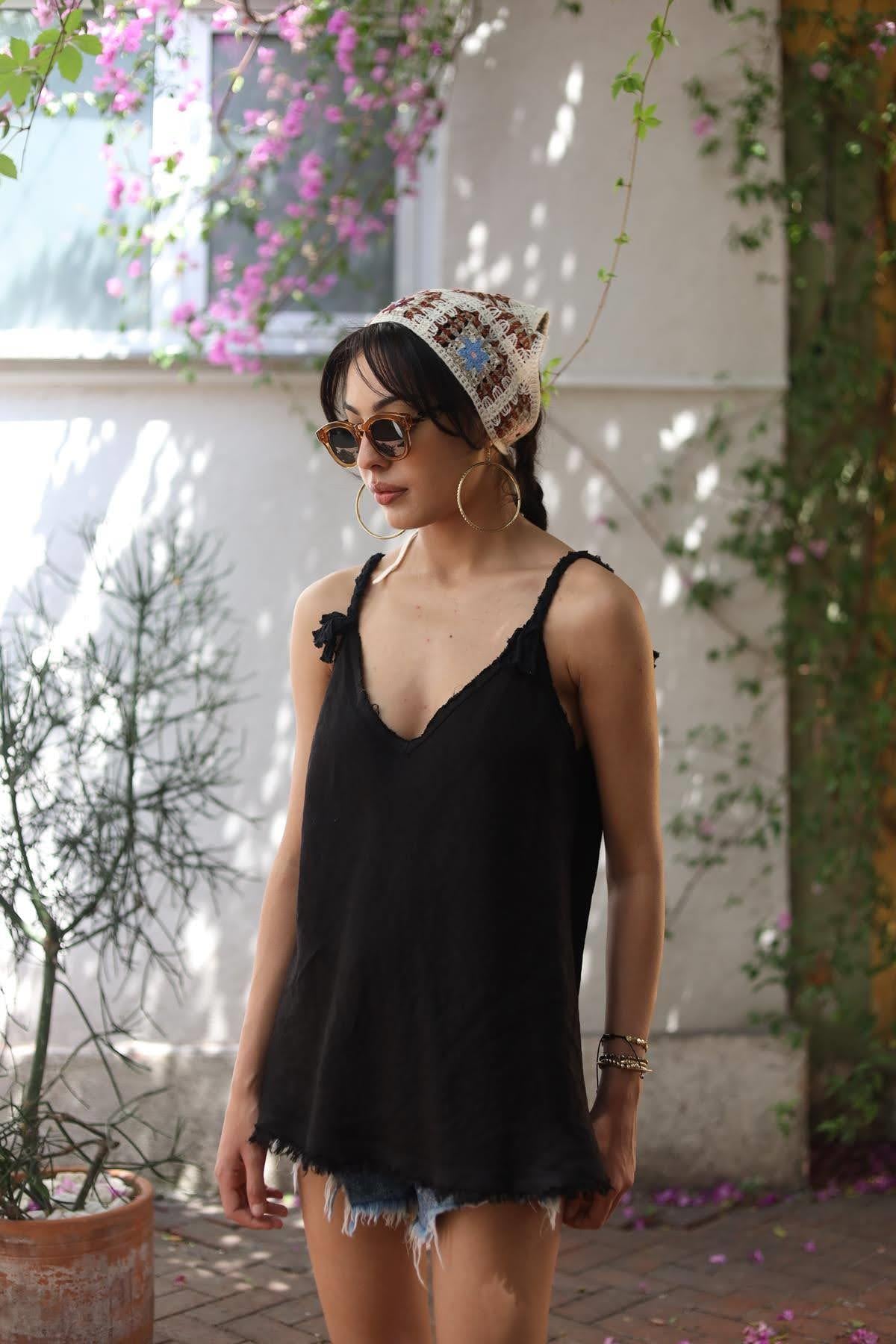 Siyah Püsküllü Örgü Askılı Keten Bluz