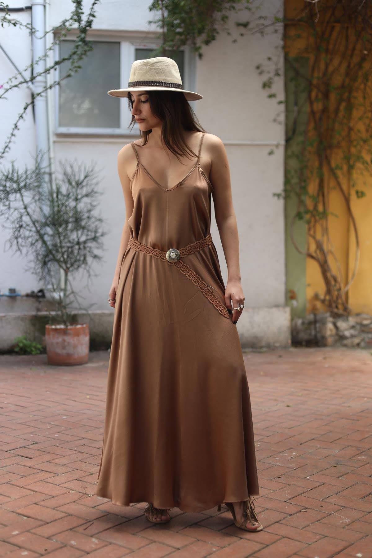 Tarçın Rengi Askılı Uzun Elbise