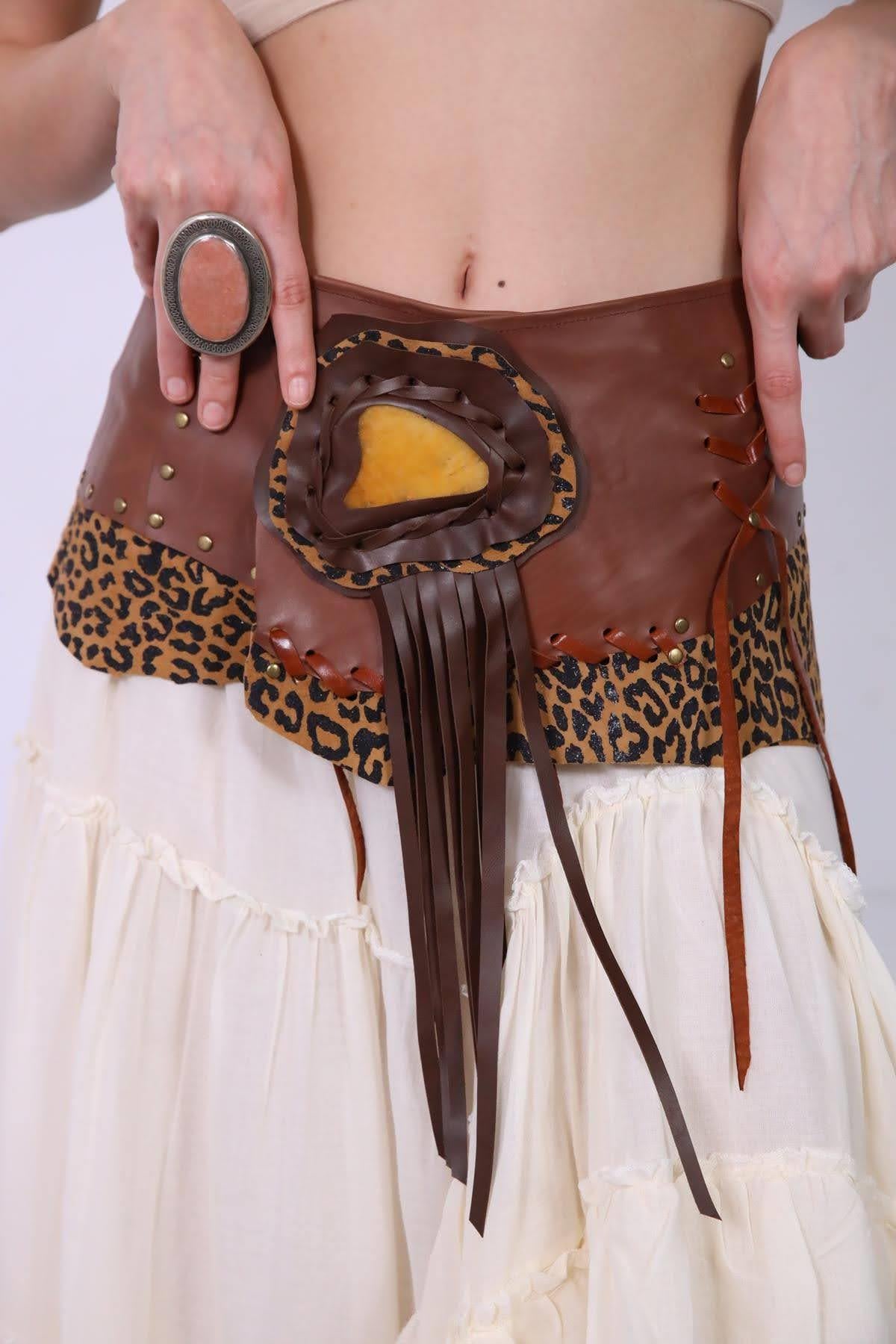 Kahverengi Leopar Desenli Doğal Taşlı Deri Kemer - Şaman Butik Kahverengi Leopar Desenli Doğal Taşlı Deri Kemer