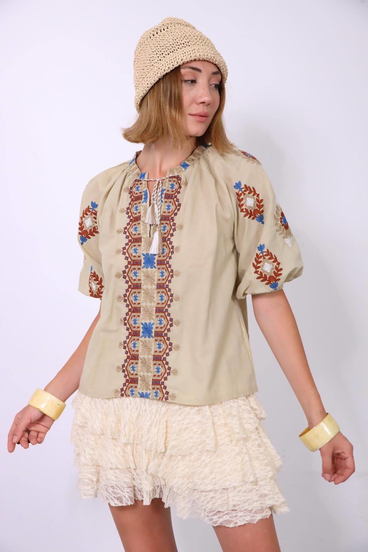 Bej Püsküllü Yakası Fırfırlı Nakışlı Bluz - Şaman Butik Bej Püsküllü Yakası Fırfırlı Nakışlı Bluz