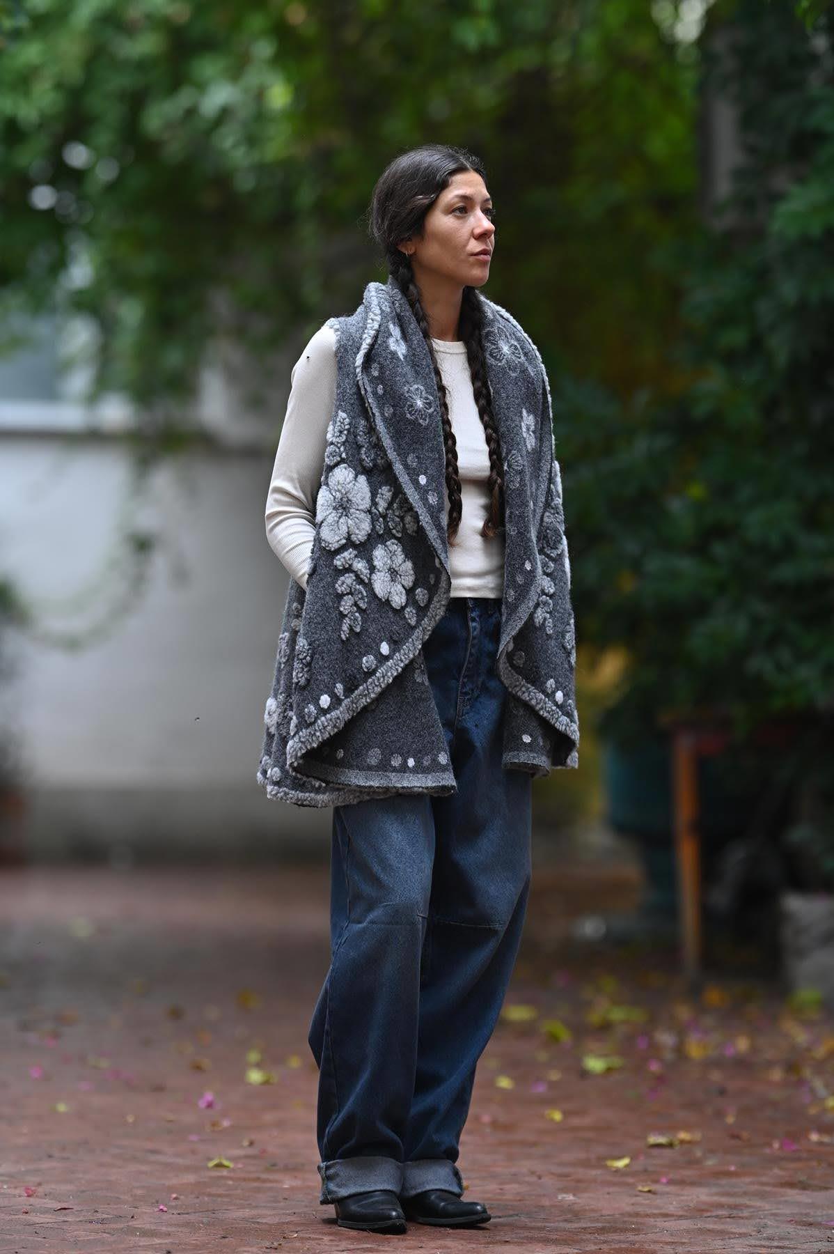 Gri Çiçek Desenli Keçe Yelek