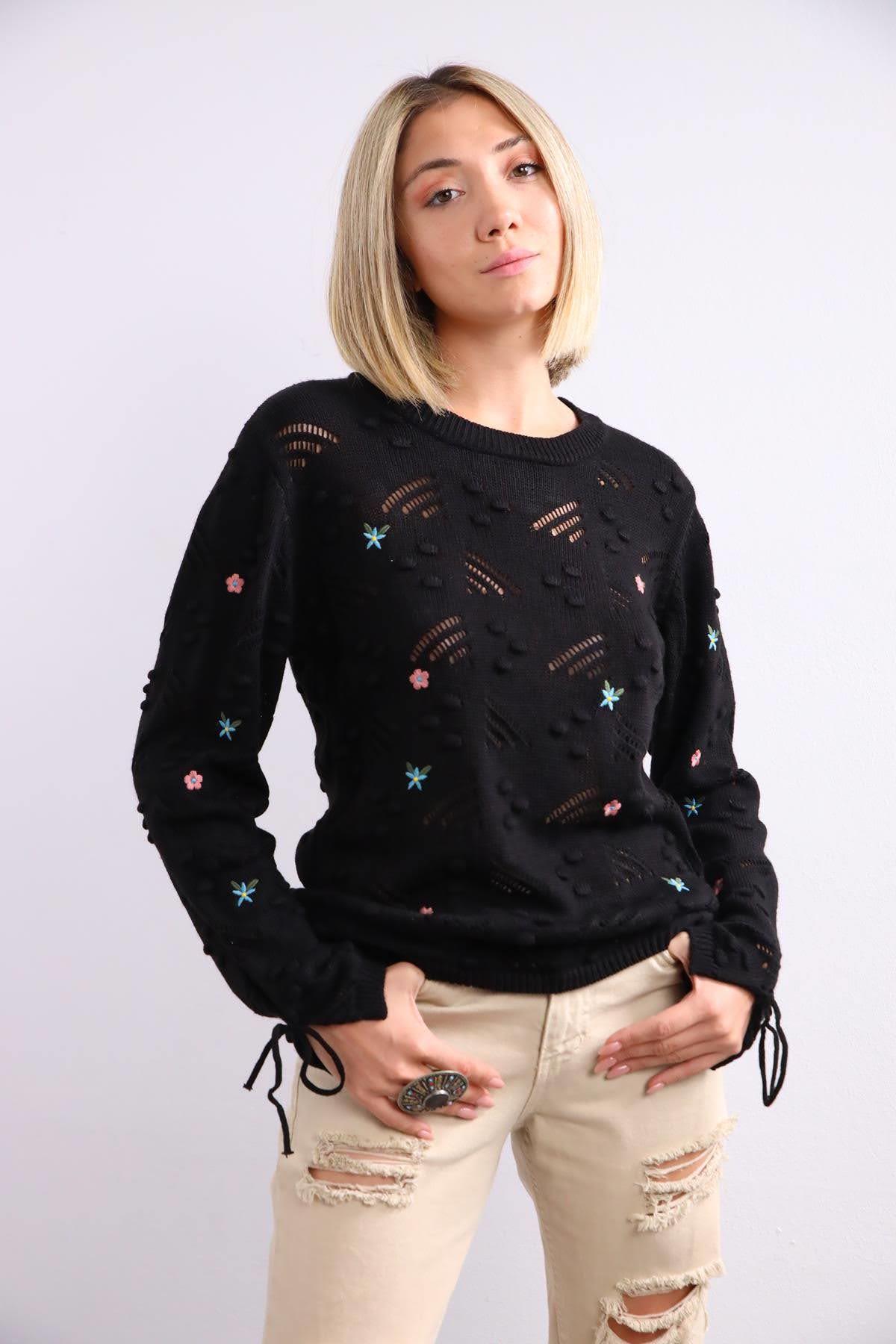 Siyah Çiçek İşlemeli Kabartma Detaylı Kazak - Şaman Butik Siyah Çiçek İşlemeli Kabartma Detaylı Kazak