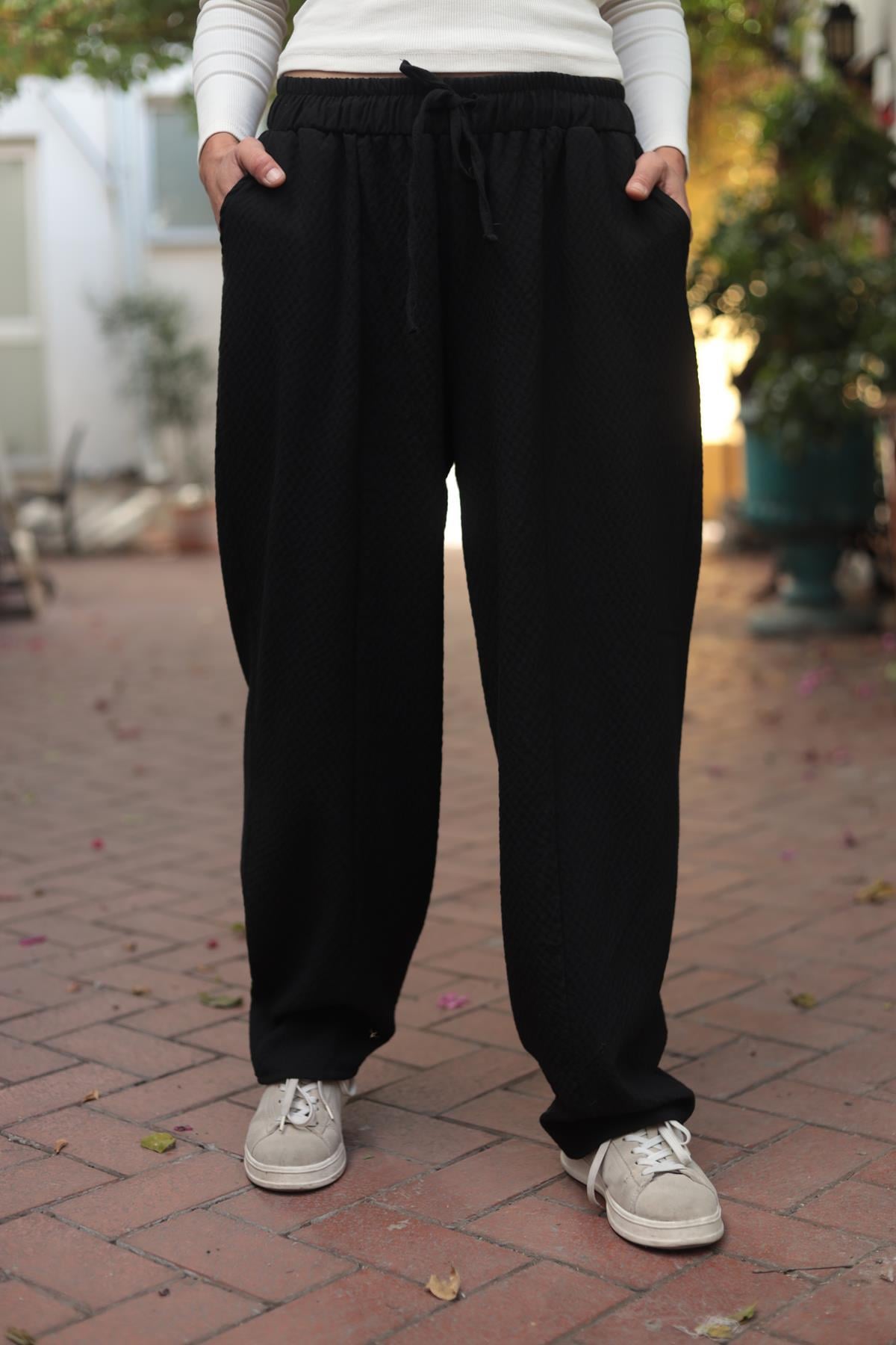 Siyah Dikiş Detaylı Gofre Pantolon