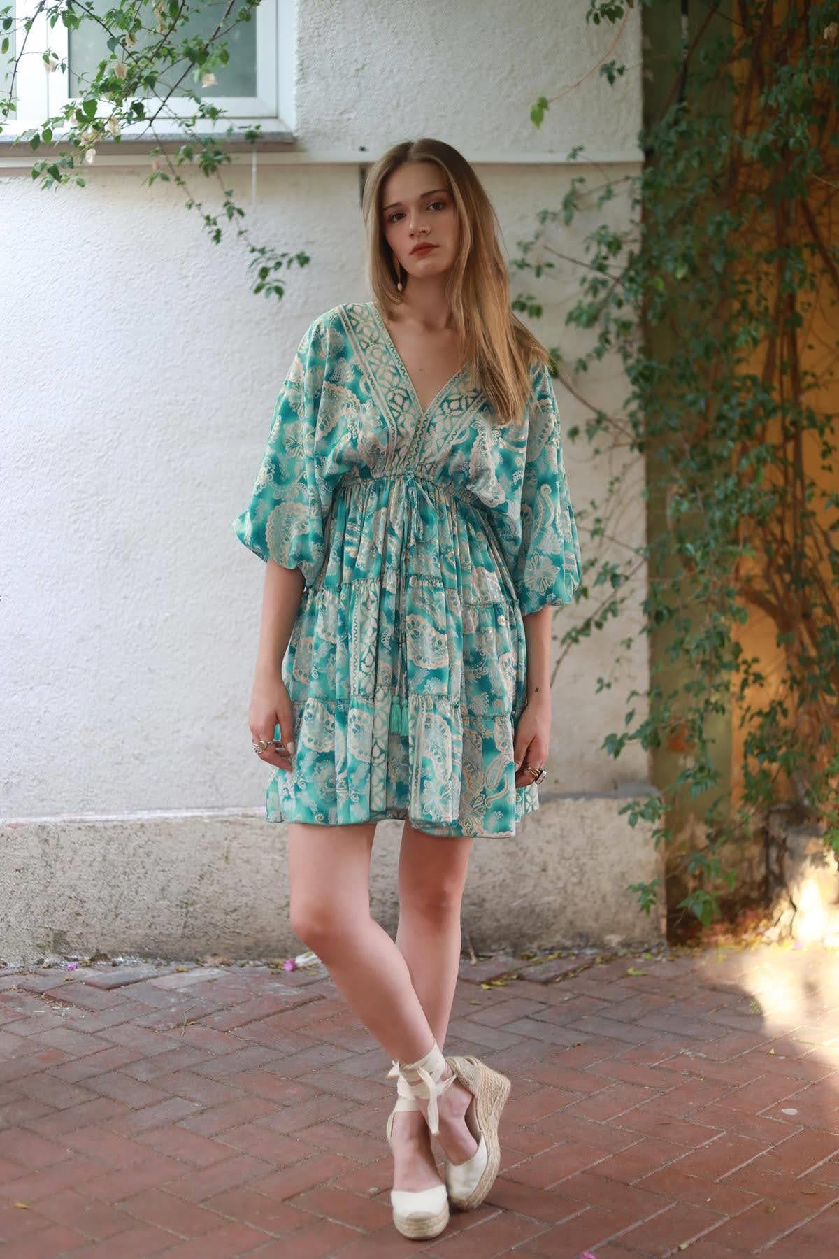 Su Yeşili Desenli V Yaka Sırt Dekolteli Kısa İpek Elbise