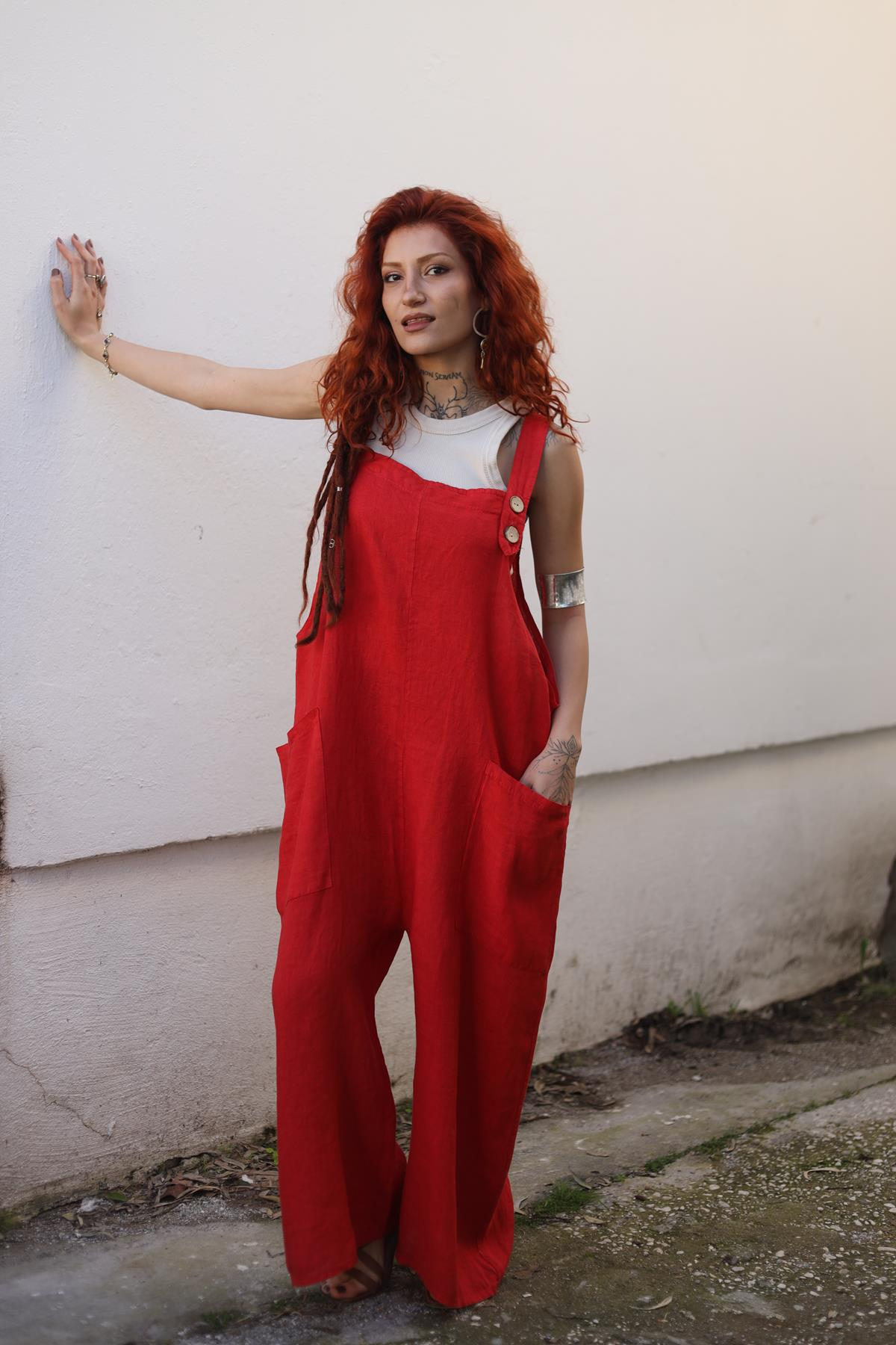 Kırmızı Düğmeli Keten Salopet Tulum