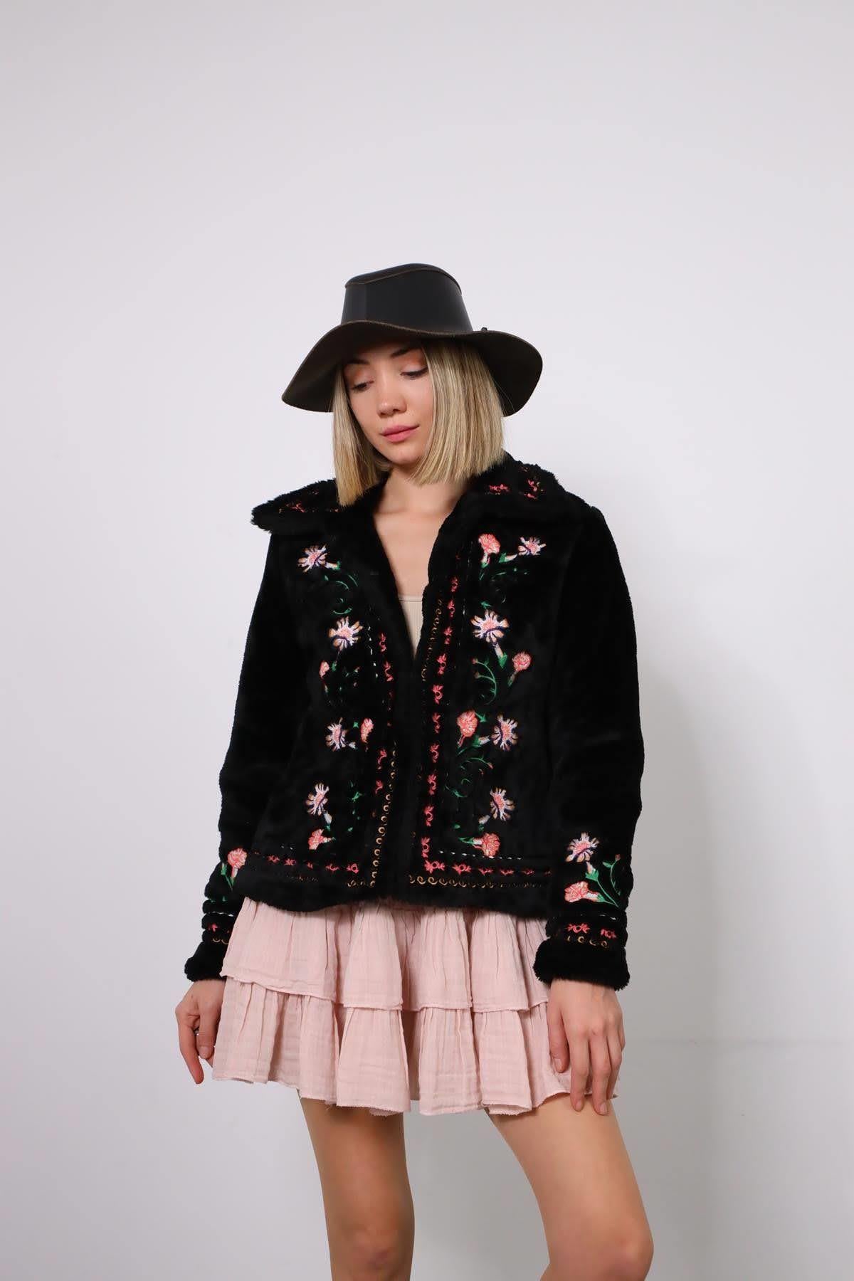 Siyah Çiçek Desenli Kısa Ceket - Şaman Butik - Bohem Giyim ve Aksesuar | Kadın & Erkek Siyah Çiçek Desenli Kısa Ceket
