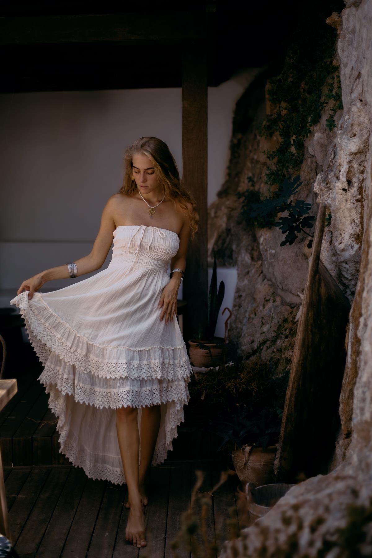 Ekru Dantelli Önü Kısa Straplez Elbise