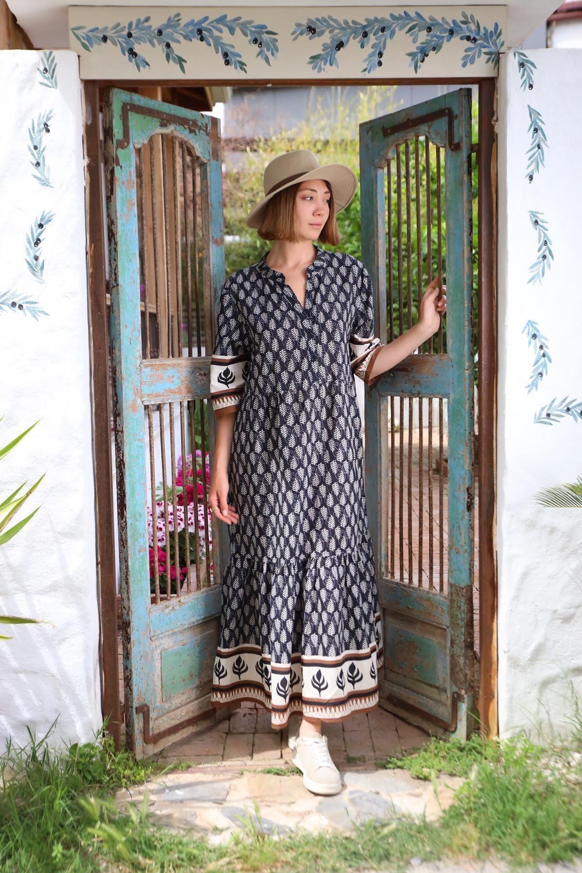 Siyah Yakası Düğmeli Eteği Volanlı Elbise - Şaman Butik Siyah Yakası Düğmeli Eteği Volanlı Elbise