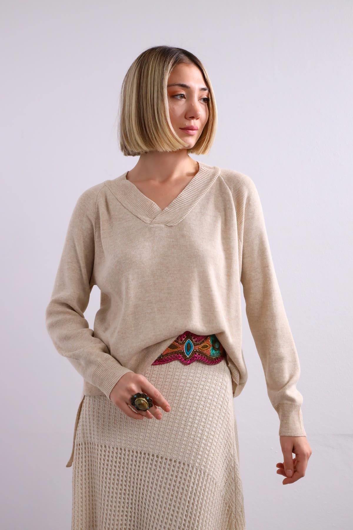 Bej V Yaka Arkası Uzun Triko Kazak - Şaman Butik - Bohem Giyim ve Aksesuar | Kadın & Erkek Bej V Yaka Arkası Uzun Triko Kazak