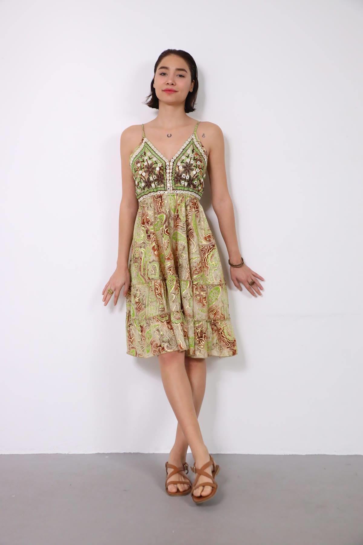 Yeşil Ayna Detay İşlemeli Sırtı Gipeli İpek Elbise - Şaman Butik Yeşil Ayna Detay İşlemeli Sırtı Gipeli İpek Elbise