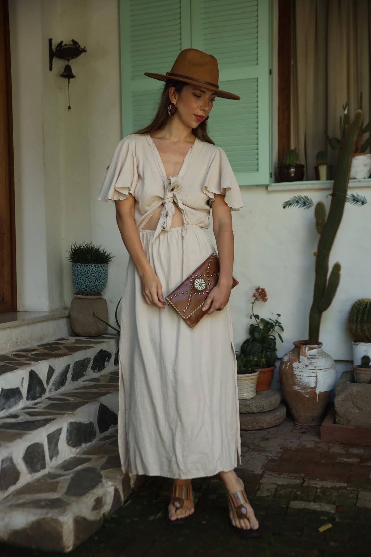 Krem Rengi Anvelop Yaka Kolları Volanlı Yırtmaçlı Elbise