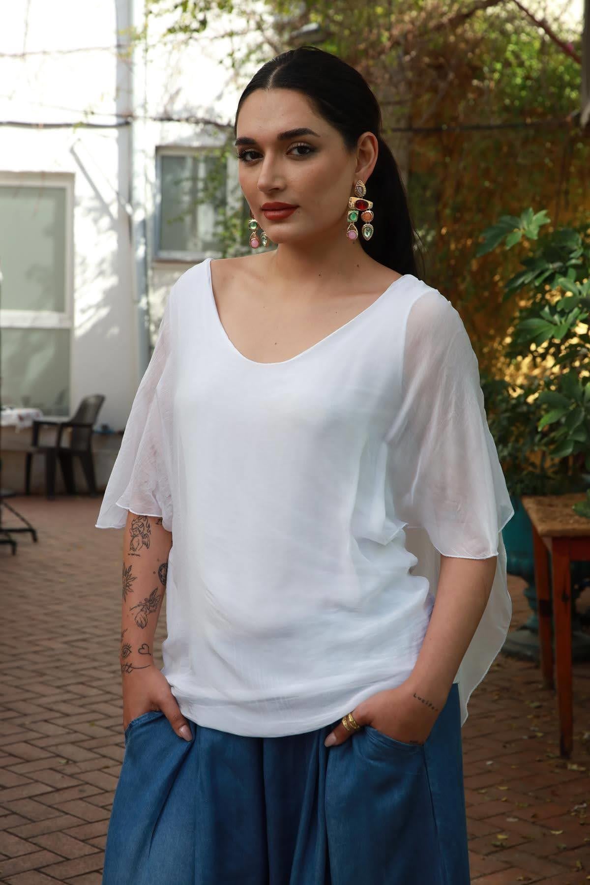 Beyaz Geniş Yaka Sırtı Dantelli İpek Bluz