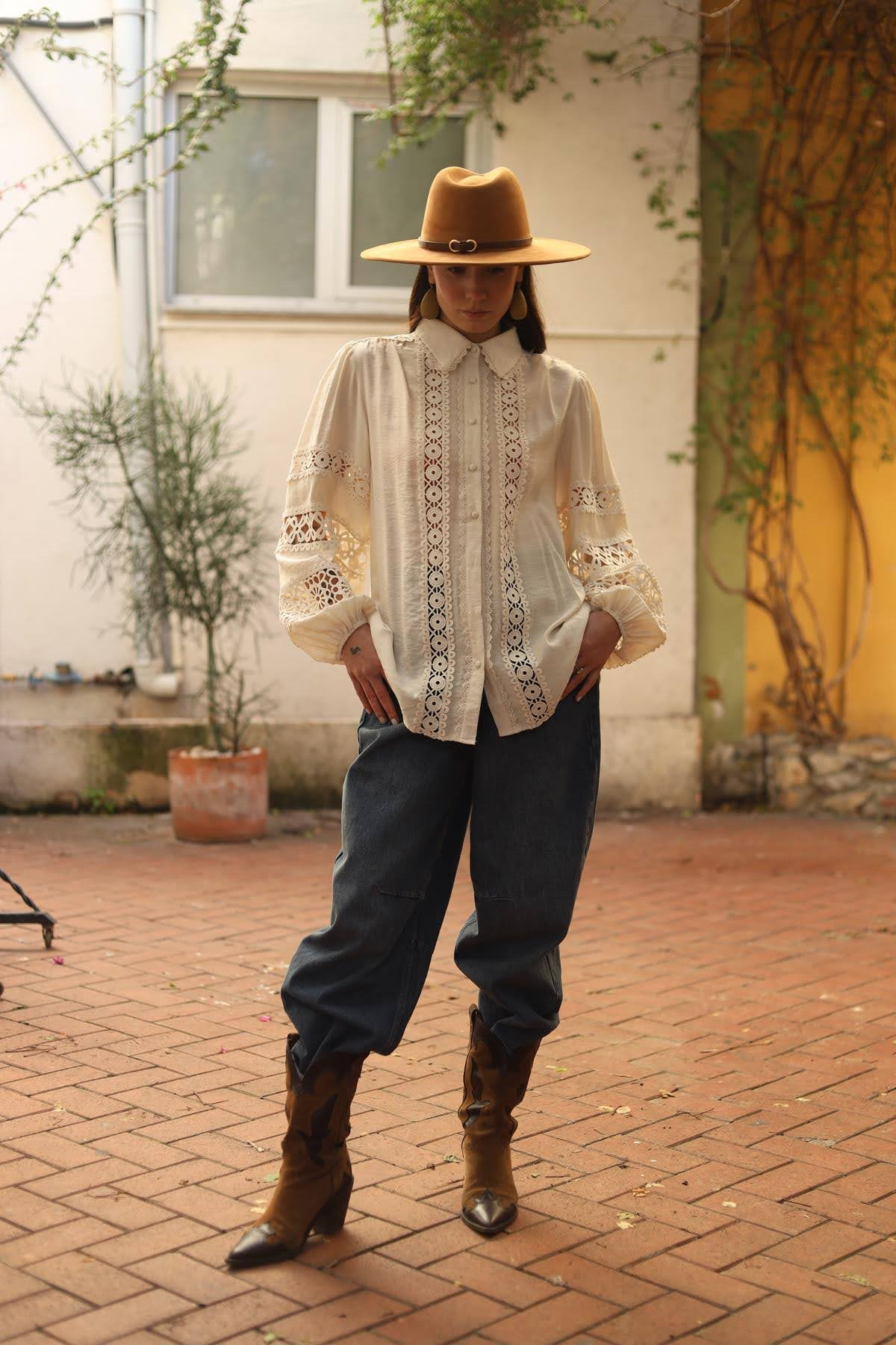 Krem Rengi Cut Out Detaylı Dantelli Gömlek