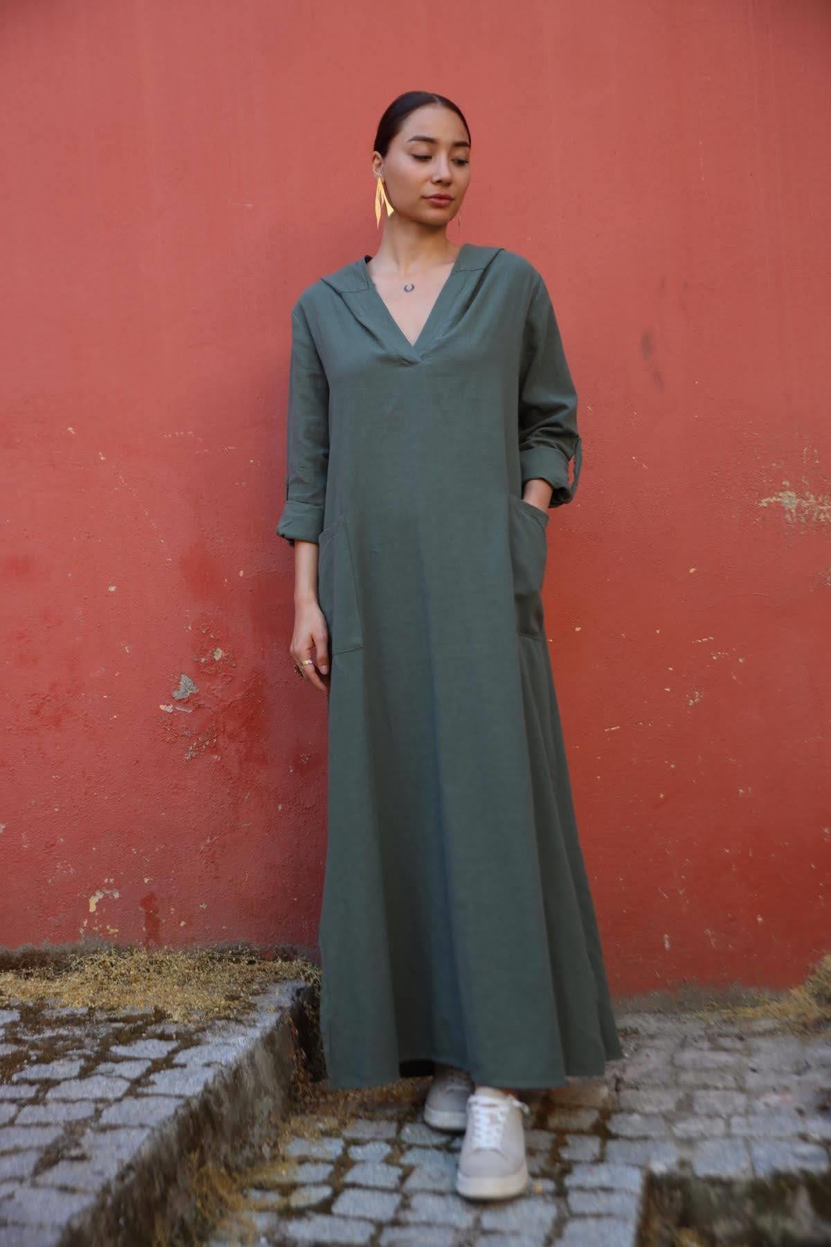 Haki Kapüşonlu Çift Cepli Yırtmaçlı Keten Elbise - Şaman Butik Haki Kapüşonlu Çift Cepli Yırtmaçlı Keten Elbise