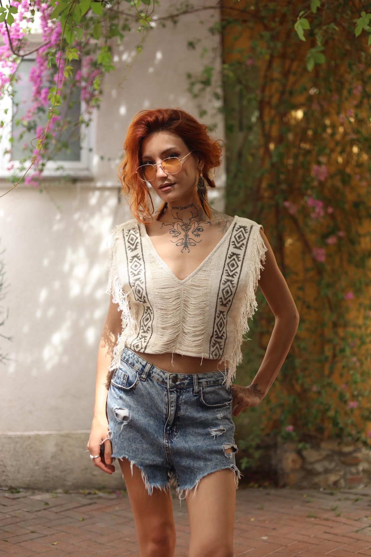 Krem Rengi Önü Arkası V Püsküllü Crop Bluz