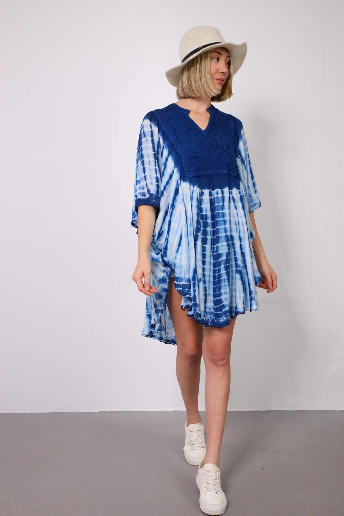 Mavi V Yaka İşleme Detaylı Batikli Elbise - Şaman Butik - Bohem Giyim ve Aksesuar | Kadın & Erkek Mavi V Yaka İşleme Detaylı Batikli Elbise