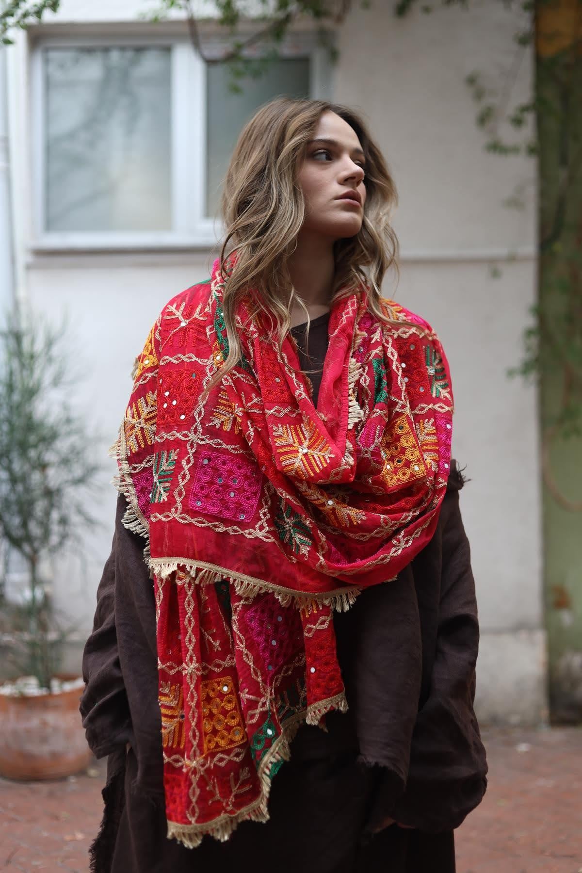 Fuşya Kenarları Püsküllü Nakışlı Ayna Detaylı Şal