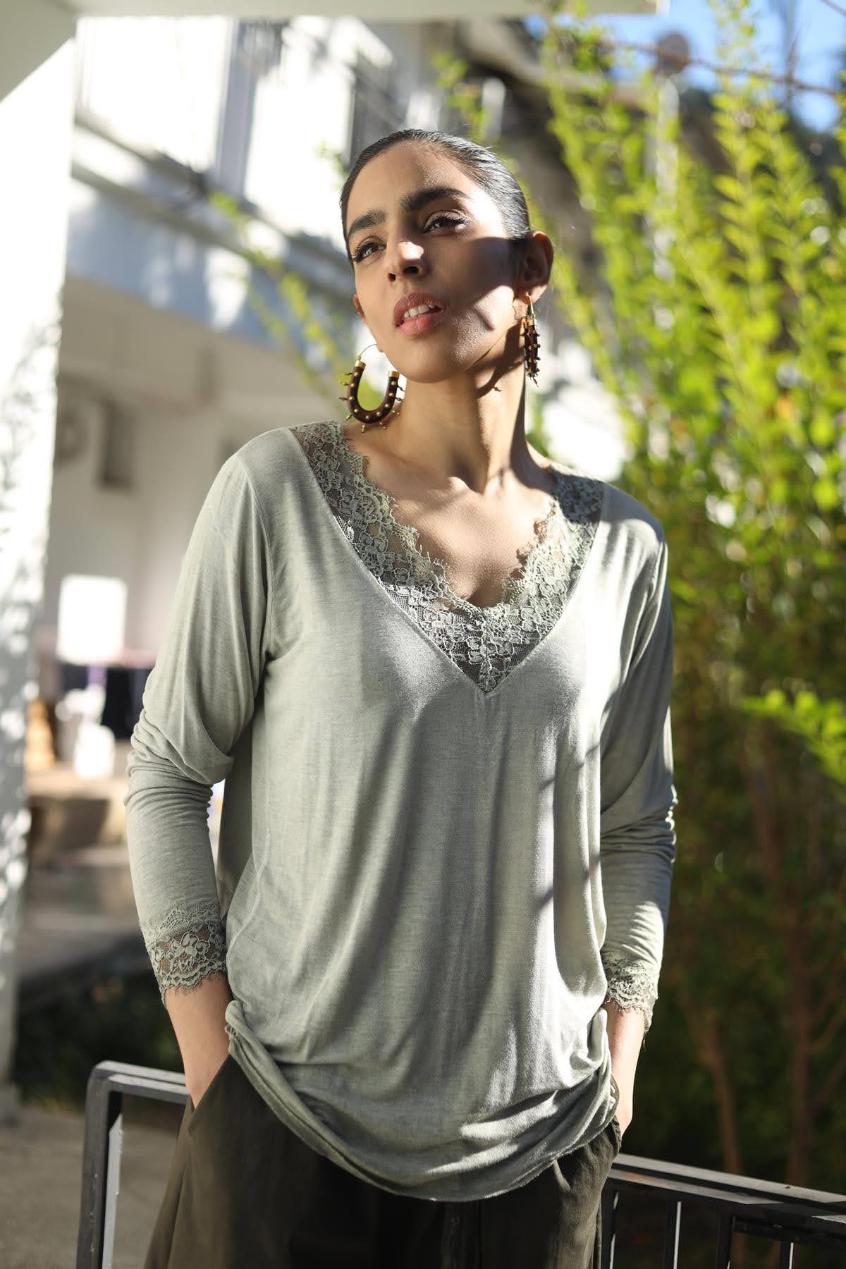 Haki Yakası ve Manşetleri Dantelli Modal Bluz