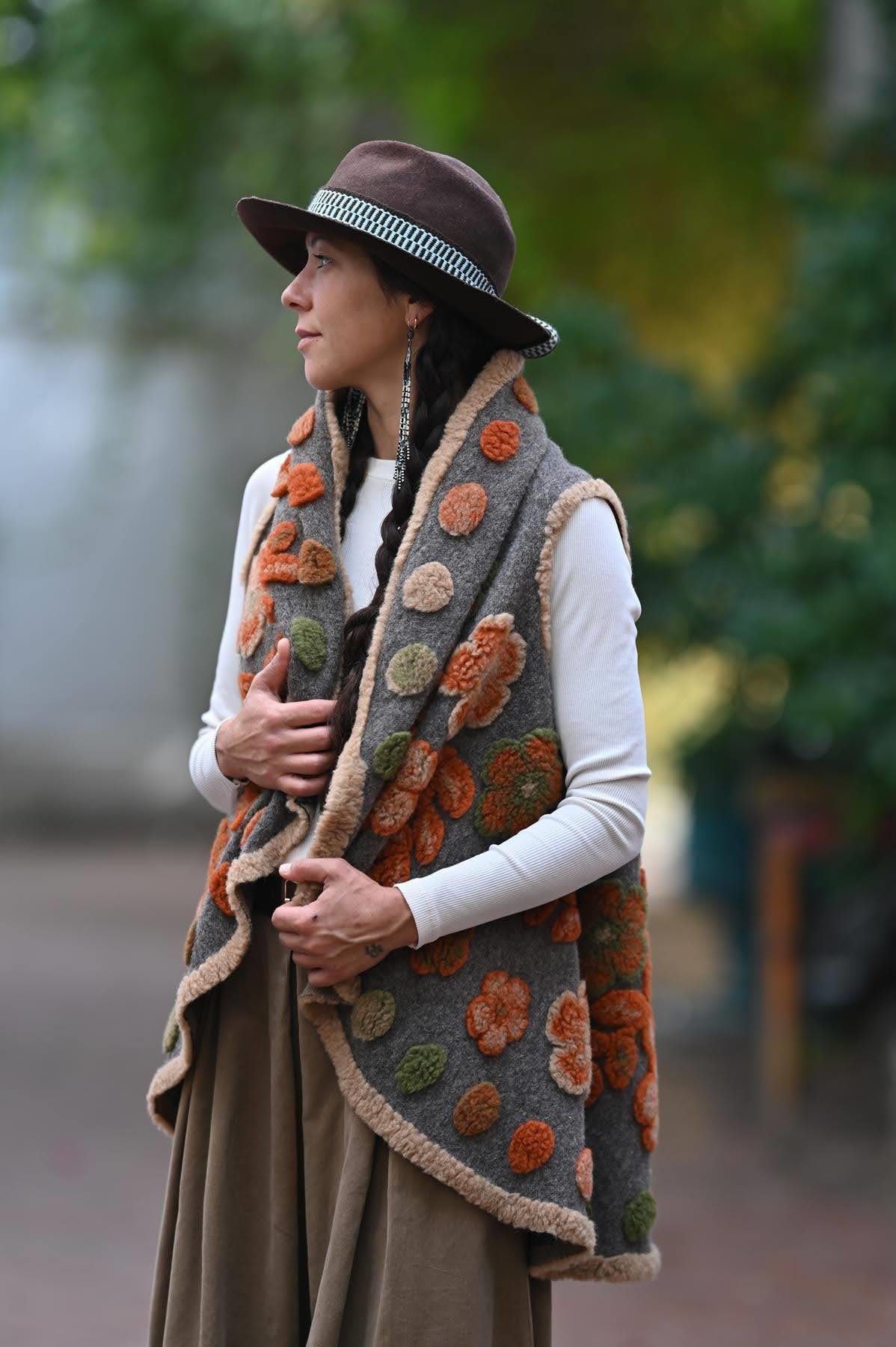 Koyu Vizon Çiçek Desenli Keçe Yelek