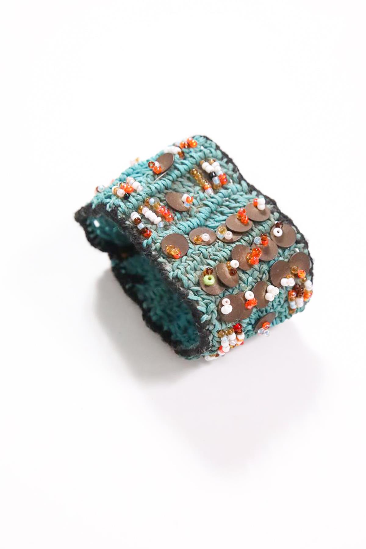  İşlemeli Örme Bileklik