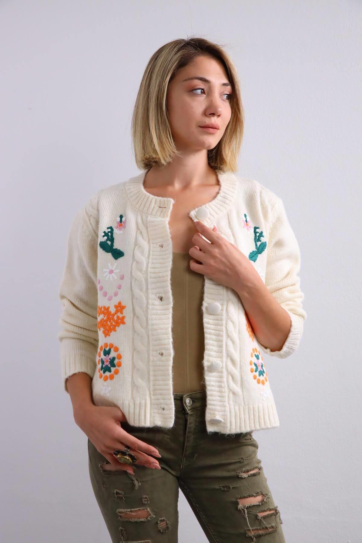  Krem Rengi Çiçek İşlemeli Hırka