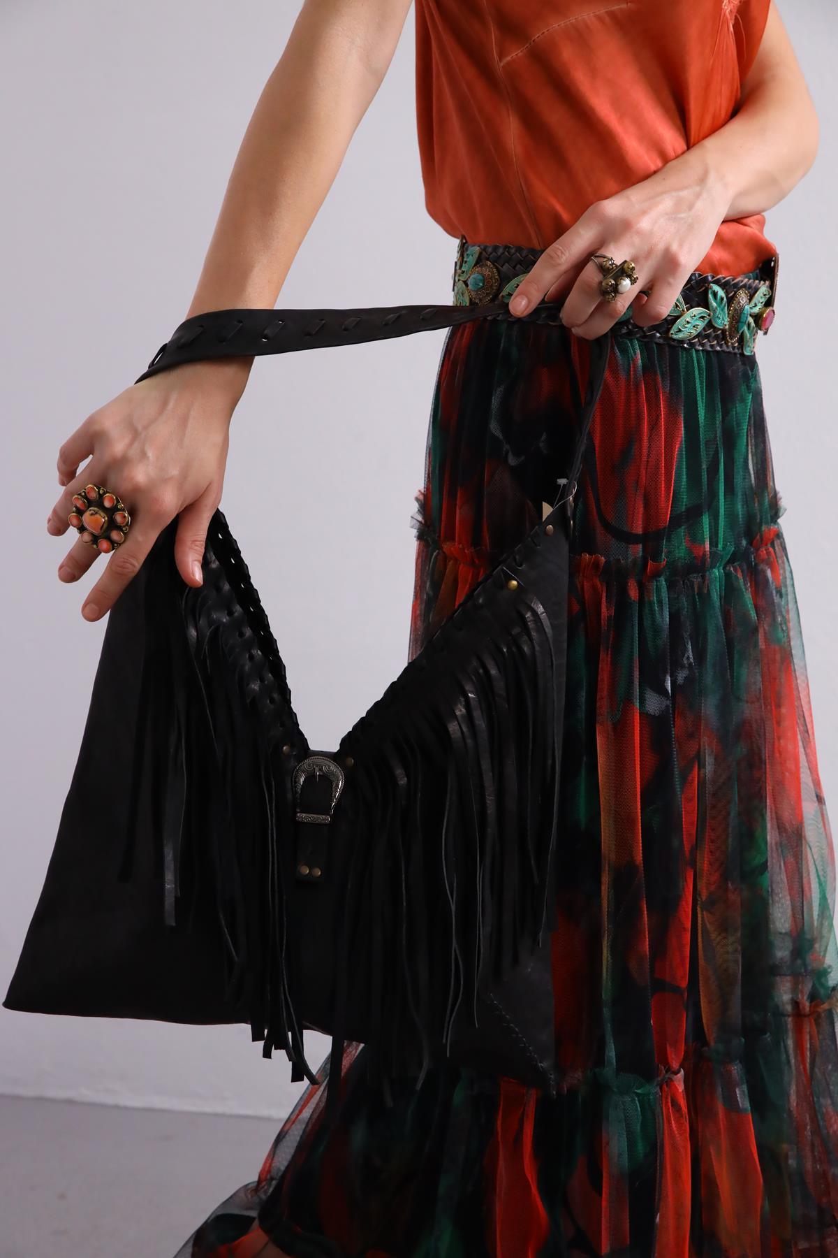  Siyah Püsküllü Tokalı Çanta