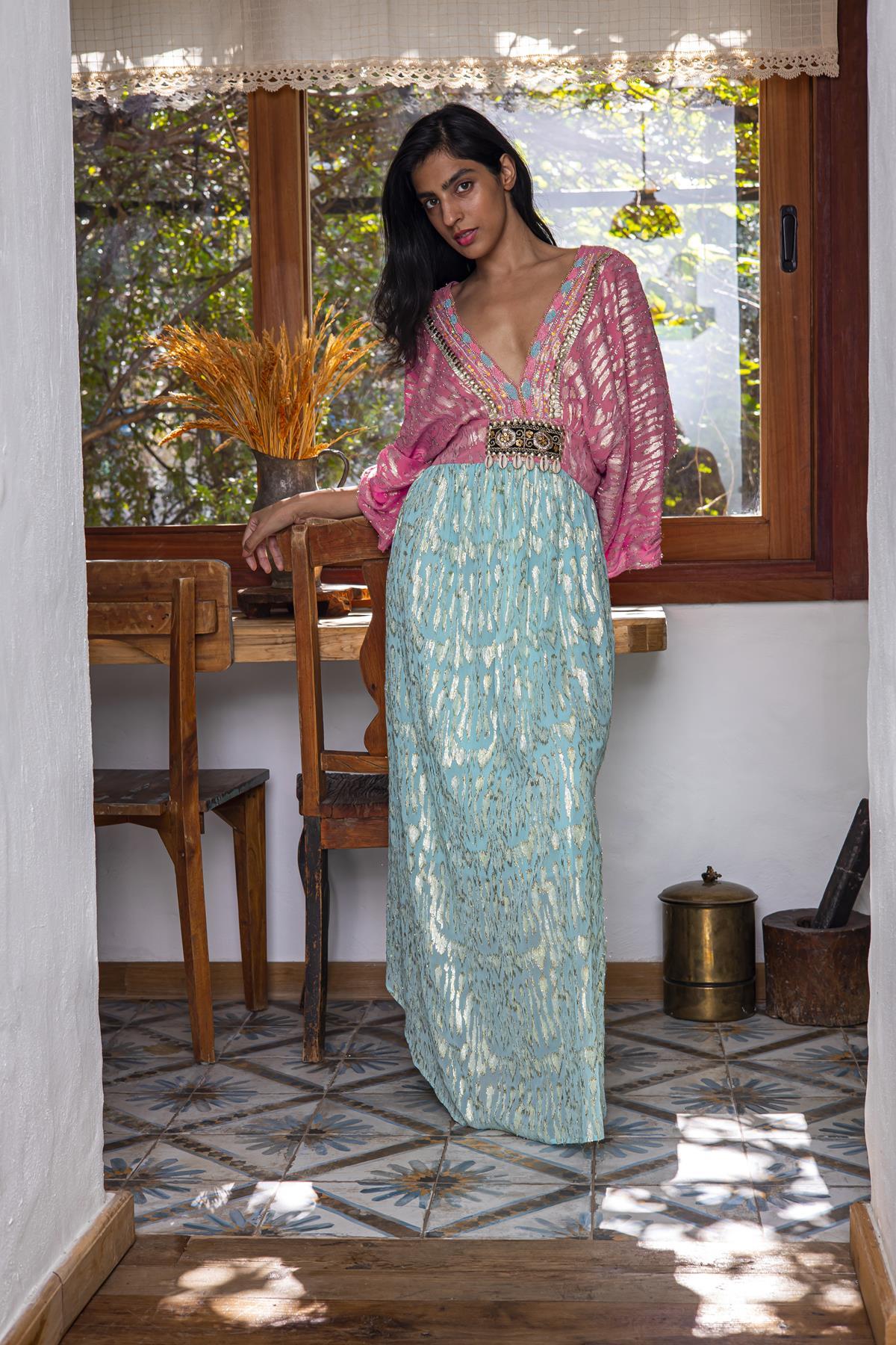 Pembe Yakası İşlemeli Deniz Kabuğu Detaylı Tasarım Elbise - Şaman Butik Pembe Yakası İşlemeli Deniz Kabuğu Detaylı Tasarım Elbise