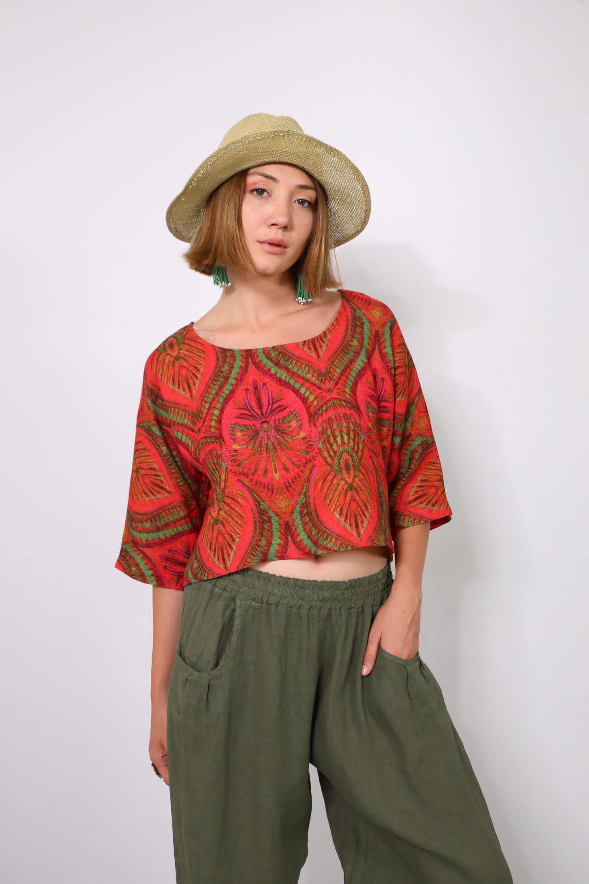 Kırmızı Desenli Kayık Yaka Düşük Omuz Crop Bluz - Şaman Butik Kırmızı Desenli Kayık Yaka Düşük Omuz Crop Bluz