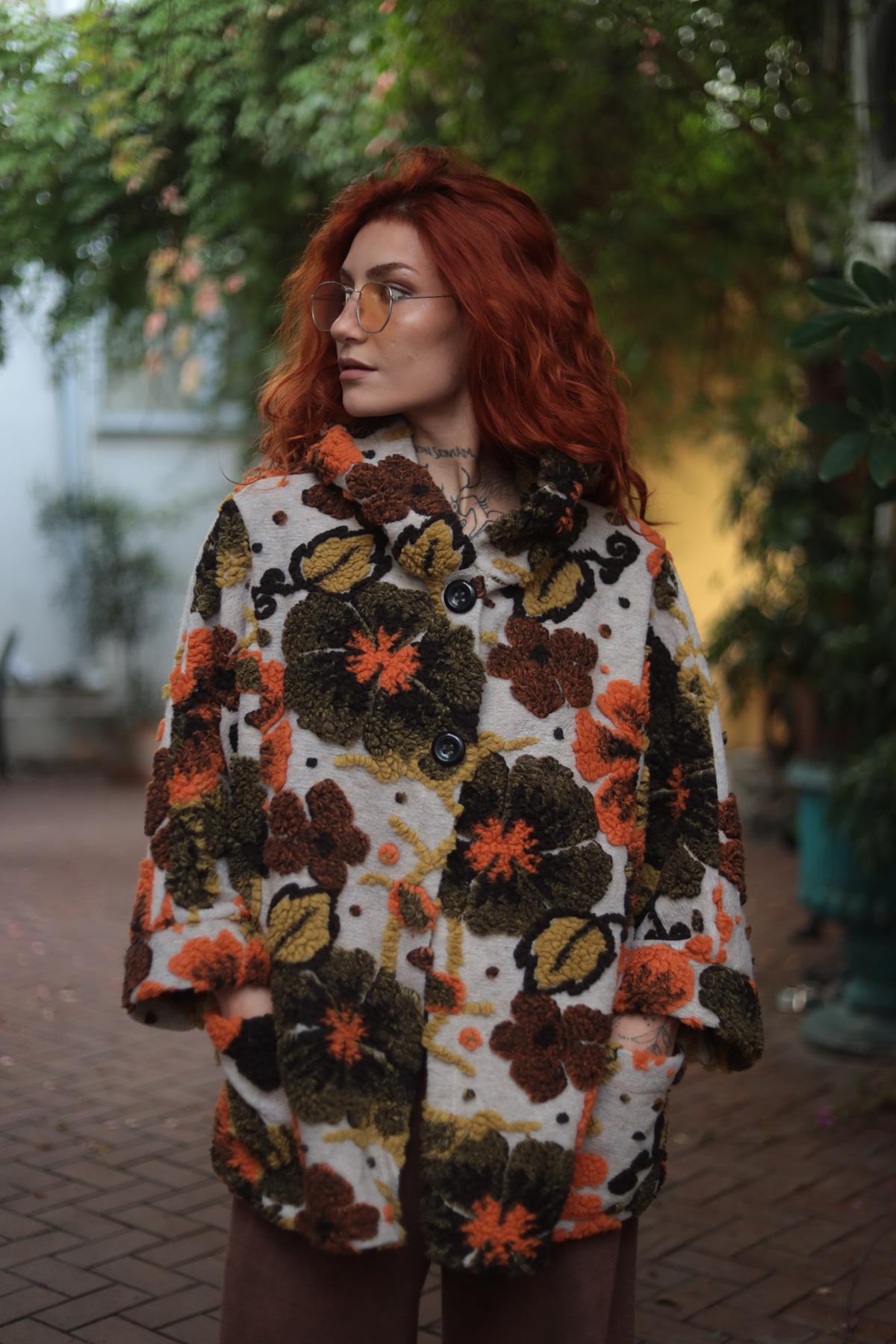 Bej Çiçek Desenli Cepli Kısa Keçe Kaban