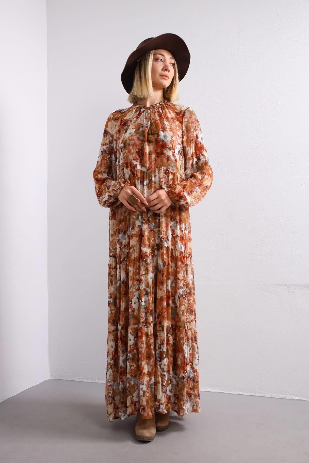  Kahverengi Batikli  Boynu Fırfırlı Elbise